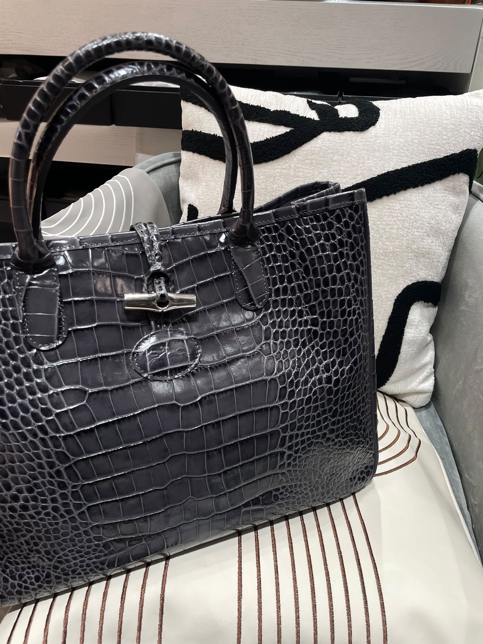 Longchamp 灰色鱷魚壓紋 Tote bag 100%Authentic, 98%New