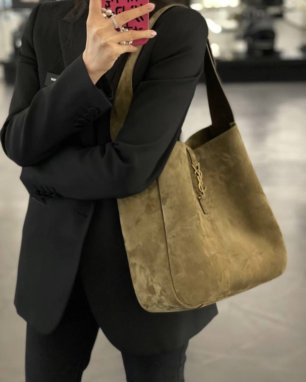 销量王🔥仅剩少量❗️ ys1 hobo bag腋下包大号麂皮麦绿金💴 我和你们说，这只包看着普普通通 但是上身是真的很好看！ 第一次看到他们家有这种慵懒的腋下包 反绒双色牛皮➕胎牛皮内里 又轻容量又大，真的很～～好背 大号真的无敌慵懒和随性 这只包的灵魂在于圆滚滚中又有型 市场很多做得太挺括硬朗，那种货打咩啊❌ ZP开发⚠️全套包装哦～ 31×30×13cm753837m