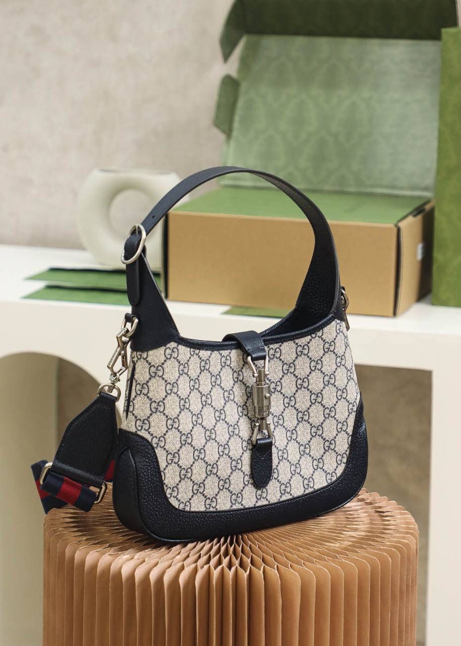 新配色𝐉𝐚𝐜𝐤𝐢𝐞 𝟏𝟗𝟔𝟏原厂皮#678843# YY# 🔹尺寸：28*19*4.5cm🔹 𝑱𝒂𝒄𝒌𝒊𝒆焕新推出全新海军蓝配色系列， 米灰色碰撞海军蓝的设计，颜值太炸了💥 那种复古，那种怀旧感却又不失时尚感， 就是属于越看越好看的真香系列，随意穿搭，都能碰撞出不同的高颜值风格，肩带可调节，单肩/斜挎/腋下，都非常有品味的气息，满满的高级感！