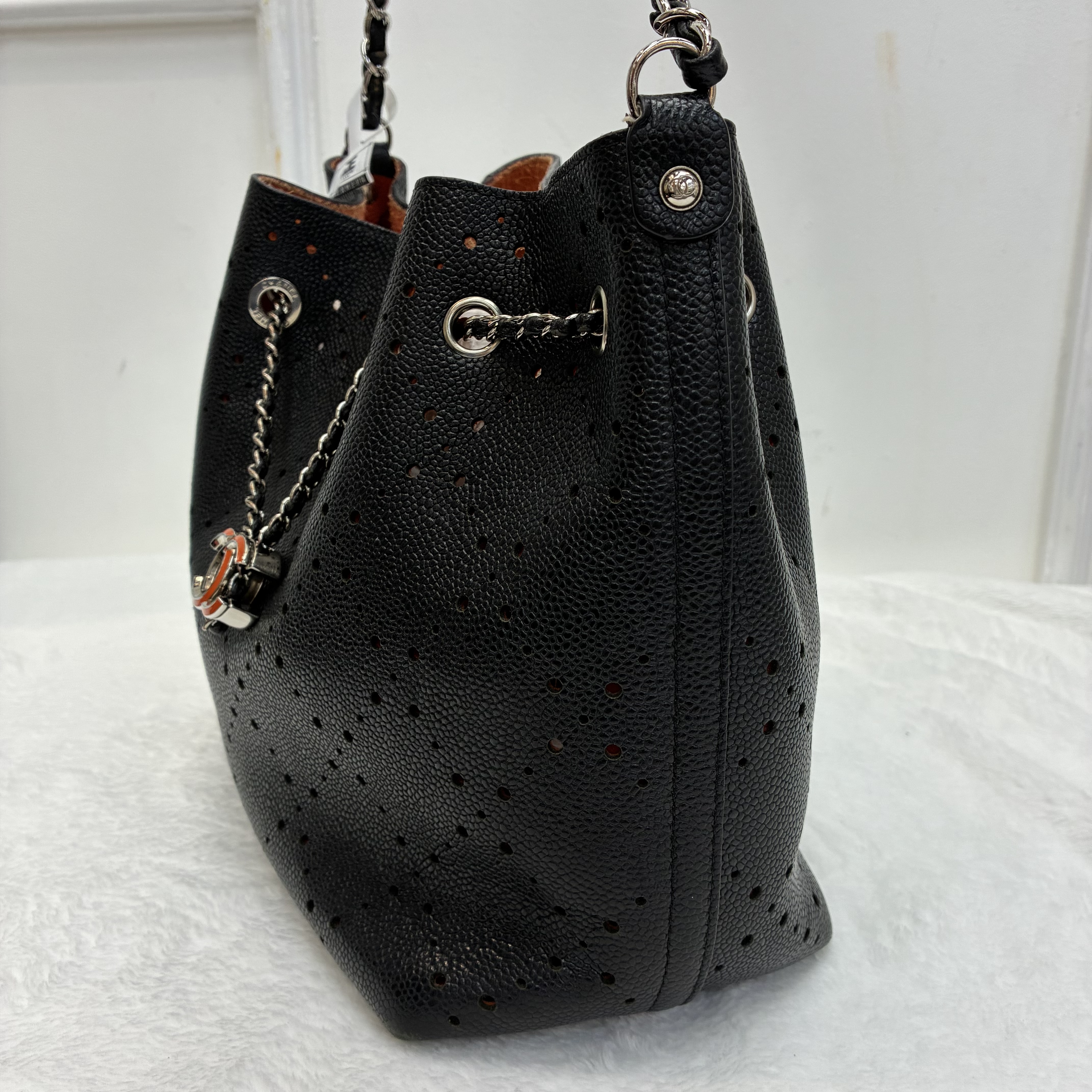 Chanel CC Drawstring Bucket Bag Perforated Caviar 黑色穿孔魚子醬皮革抽繩水桶包
