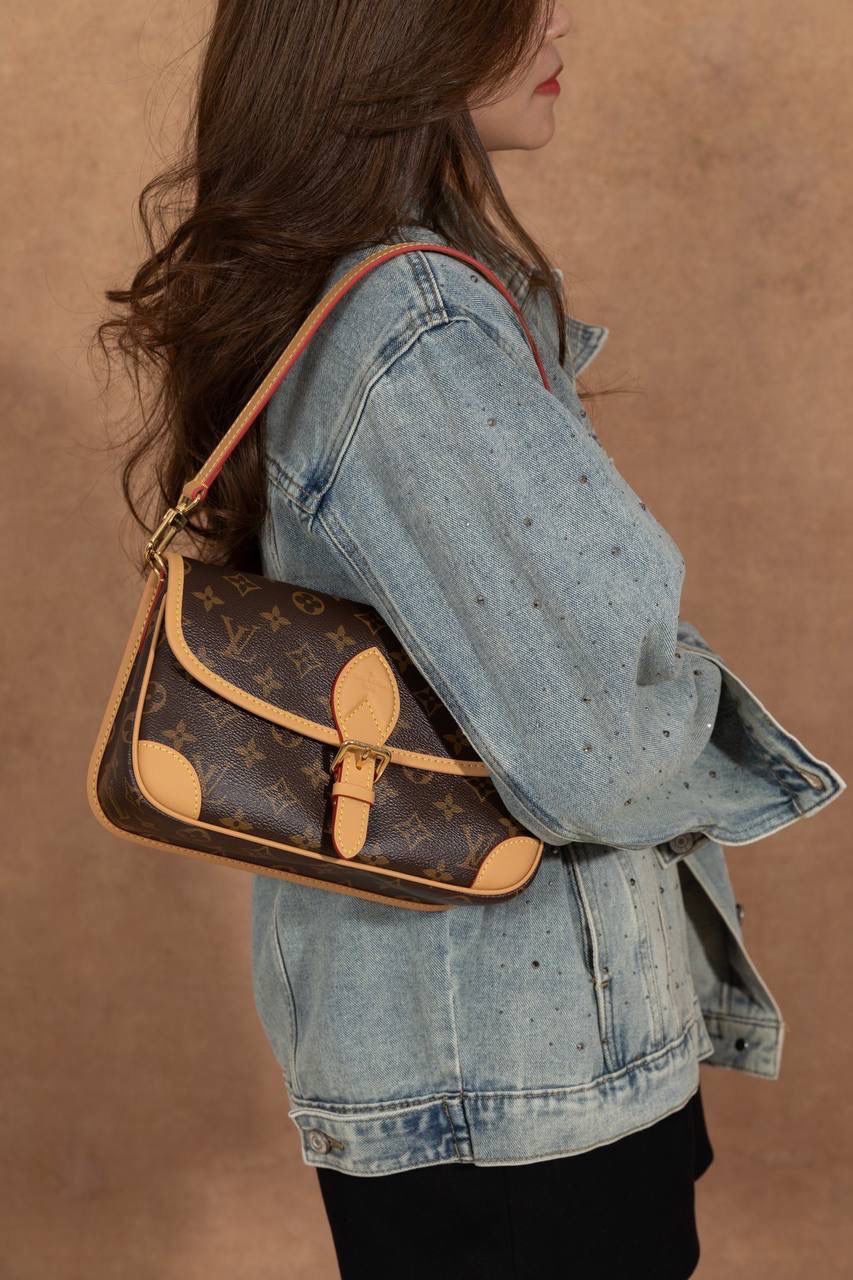 LV老花包💼😍 皮料采用意大利 A 级皮料，品质卓越。不管是是手感还是耐用性都堪称一流。五金精致，面料考究，手工精湛，油边细腻，每一个细节都彰显着 A 级出品的高标准。图片与产品一致，所见即所得哟🔥🔥 Size：25x15x19cm 细节真的很顶！ 渠道货的工艺一看就懂，从走线、五金到皮料和油边，全部都很细。 整体质感在线，拿在手上就知道做工不马虎，真的越看越爱😍