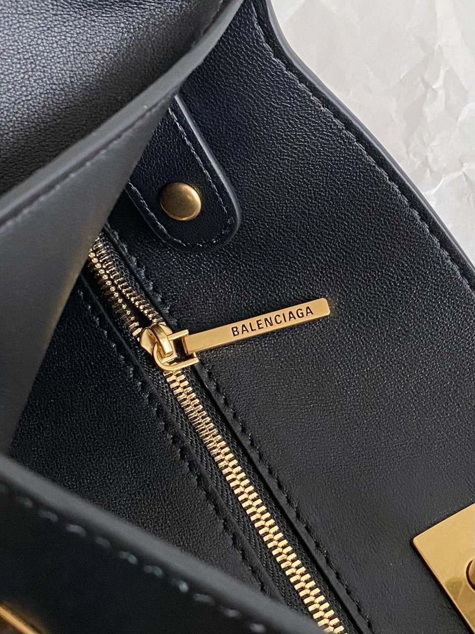 爆款🔥 ba1enciaga bel air 腋下包小号 黑色🖤 beiair➕rodeo，大热当道 一整个系列都火爆了，一只比一只热门 半定型的水桶包超有态度 它的皮是有点厚度又软乎的 所以整个包都散发着慵懒和不羁的感觉 而且设计元素不拖沓繁琐 完全可以无脑搭配 现在的通勤人员也是吃得太好了吧 能有这么时髦的托特包来背！ 什么电脑水杯统统往里扔就对了 肩带可长可短，腋下背斜挎背都ok 两个尺寸任君选择，果断冲！！ 29.9×19.8×17cm810680m