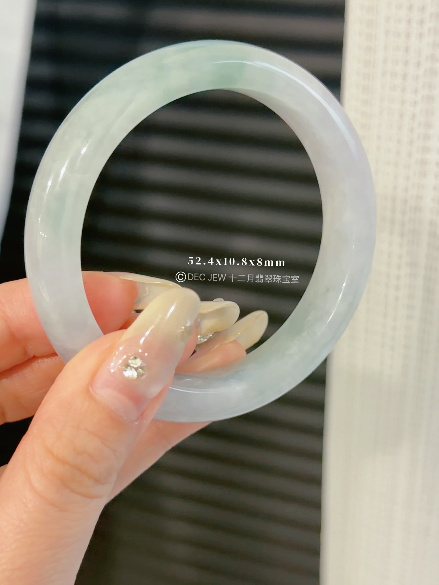 ✨马来西亚现货 · 手镯现货发售 ✨ 🟢 52正圈木那雪花棉翡翠手镯📏 手镯尺寸 • 圈口：52.4mm • 宽度：10.8mm • 厚度：8mm 📄 附证书 每只手镯均附专业鉴定证书，安心选购 ✔️ 🕊 鉴赏期 支持鉴赏期，购买更放心 🌍 全球配送 马来西亚现货，支持全球邮寄 ✈️ 📩 欢迎私讯咨询 / DM 查看细节与实#马来西亚翡翠 #怡保 #吉隆坡 #新山 #新加坡