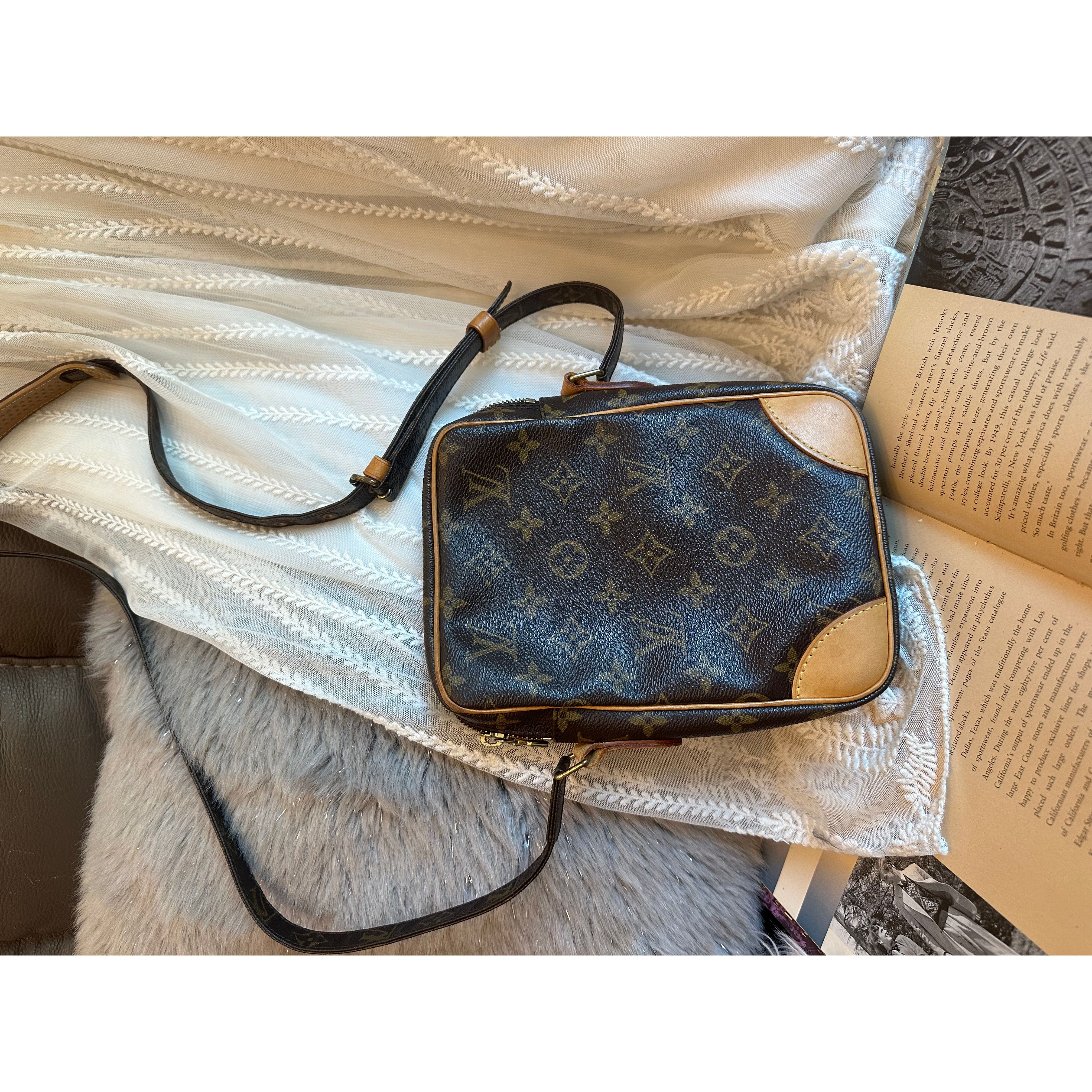 Lot 403 - LOUIS VUITTON MONOGRAM DANUBE CROSSBODY BAG