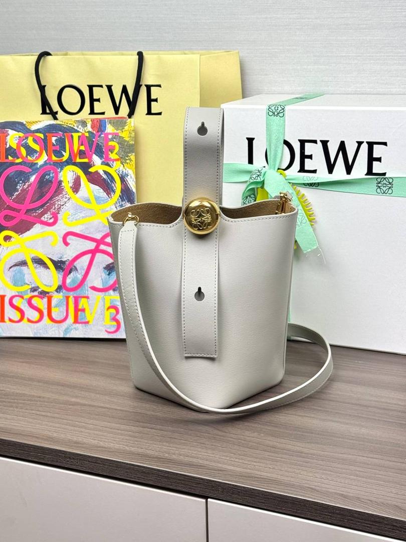 ♥️𝙈𝙞𝙣𝙞 𝙋𝙚𝙗𝙗𝙡𝙚 𝘽𝙪𝙘𝙠𝙚𝙩 ——【银灰色】现货‼️ 尺寸：𝟏𝟔-𝟏𝟔-𝟏𝟗.𝟓𝐜𝐦 编码：062339 【配全套礼盒】 🎈标志性Anagram鹅卵石点缀，配以纯粹简约线条以及瞩目设计风格，诠释全新𝙋𝙚𝙗𝙗𝙡𝙚手袋👜 🎈自带一根🉑拆卸🉑调节的肩带，一包多背，多样化风格，秀场大放异彩😀内里容量超大，日常实用性强👌 🎈配全套专柜礼盒🎁，给你满满的仪式感👀