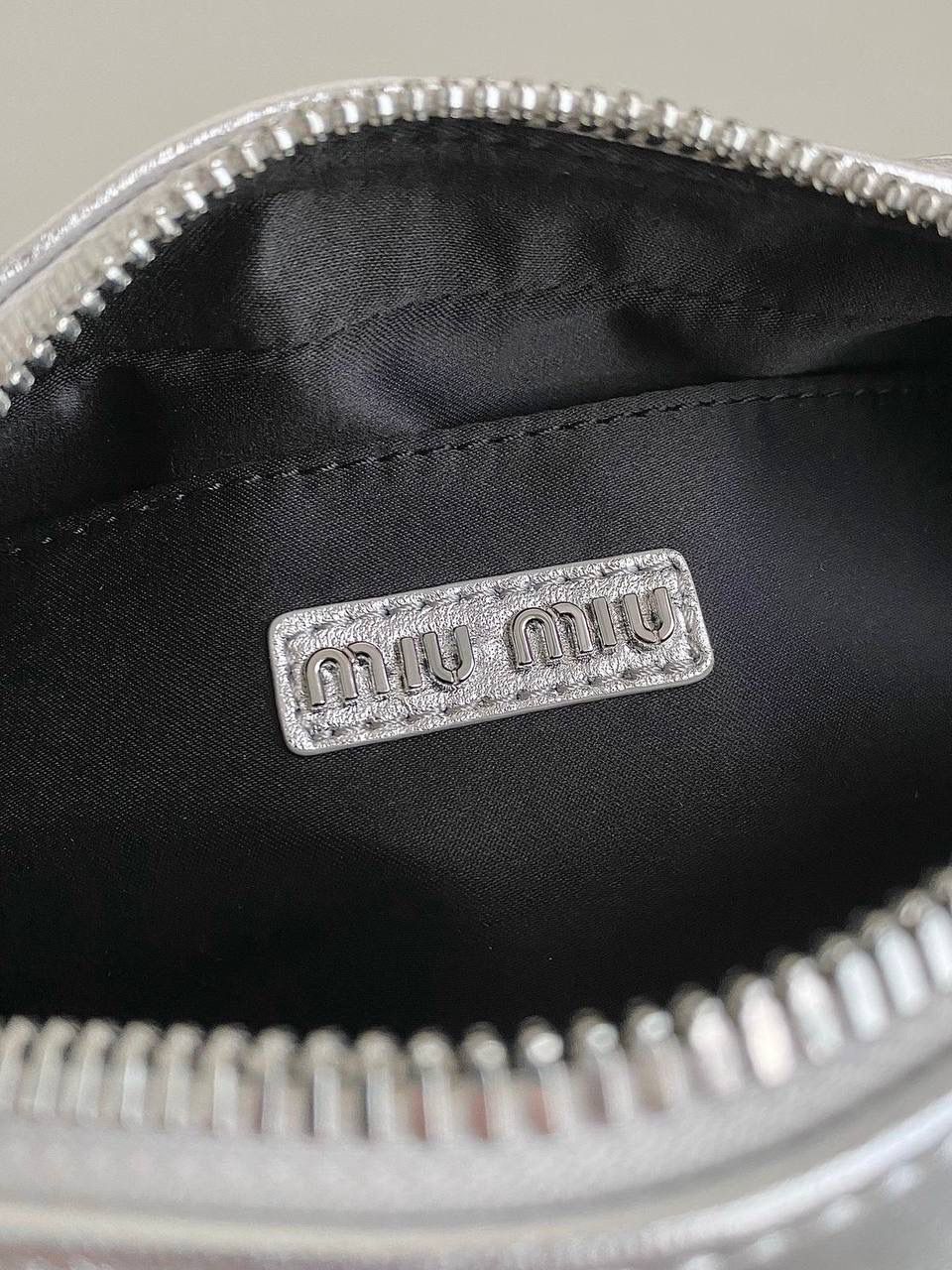 🈶银色小号， 𝗠𝗶𝘂𝗠𝗶𝘂褶皱保龄球小方包 火爆全网都不用多说，人手一只的程度 我们用的是进口小羊皮！非国产皮料 肉眼可见的细腻，软软糯糯触感非常好！ 他家经典独特的褶皱工艺，是要有一定厚度 底料太薄了都做不出它的饱满和弹性 更不是市场通货干瘪瘪的褶皱，实在太假 我们新合作的老师傅在这细节上扣的很认真 一缕一折都有zp的神韵，且做到对版！！ 追求高品质的来🔥⚡️ 13×19×6m #F0012m