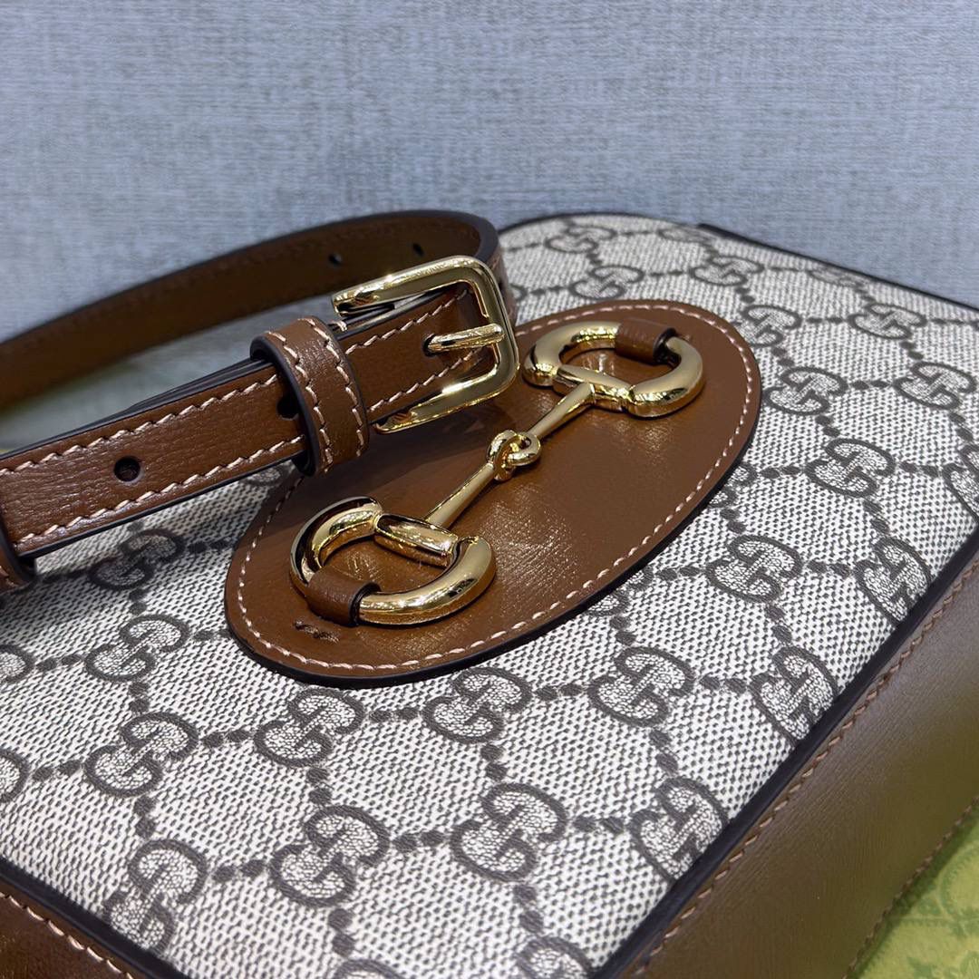 吐司🍞大爆款🔥 再来一组细节图；以表达我对他的强烈爱意，哈哈哈哈哈哈！Gucc1 horsebit 吐司包🍞(顶级原皮) 啊啊啊啊啊！！超级无敌大爆款！这应该就是我心目中的白月光， 实物是那种看到不需要犹豫马上就会买的， 相机包很多款，目前为止这个是我心目中的top 马衔扣元素和这个面料一直是我最爱的搭配设计 只是没有想到做成相机包可以这么可爱有趣 简简单单的造型却如此耐看且有那么一点高级感 跟其他相机包完全不一样！！反正这个我一拿到我就很爱很爱很爱！这个你们都可以入，必定会成为经典款！ 型号760196；尺寸20/13/6cm