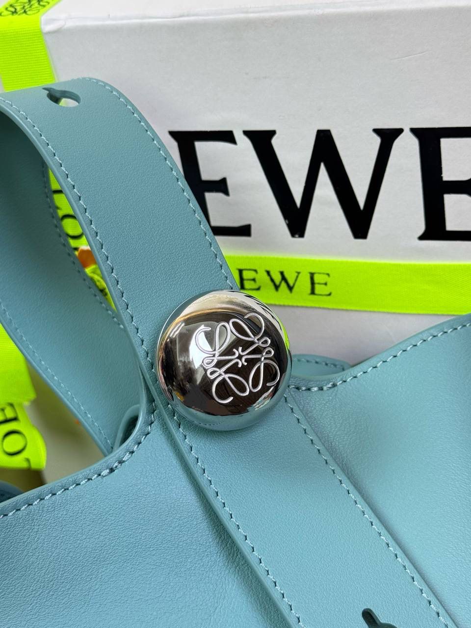 ♥️𝙈𝙞𝙣𝙞 𝙋𝙚𝙗𝙗𝙡𝙚 𝘽𝙪𝙘𝙠𝙚𝙩 ——【水蓝色】 尺寸：𝟏𝟔-𝟏𝟔-𝟗.𝟓𝐜𝐦 编码：062339 🎈标志性Anagram鹅卵石点缀，配以纯粹简约线条以及瞩目设计风格，诠释全新𝙋𝙚𝙗𝙗𝙡𝙚手袋👜 🎈自带一根🉑拆卸🉑调节的肩带，一包多背，多样化风格，秀场大放异彩😀内里容量超大，日常实用性强👌 🎈配全套专柜礼盒🎁，给你满满的仪式感👀