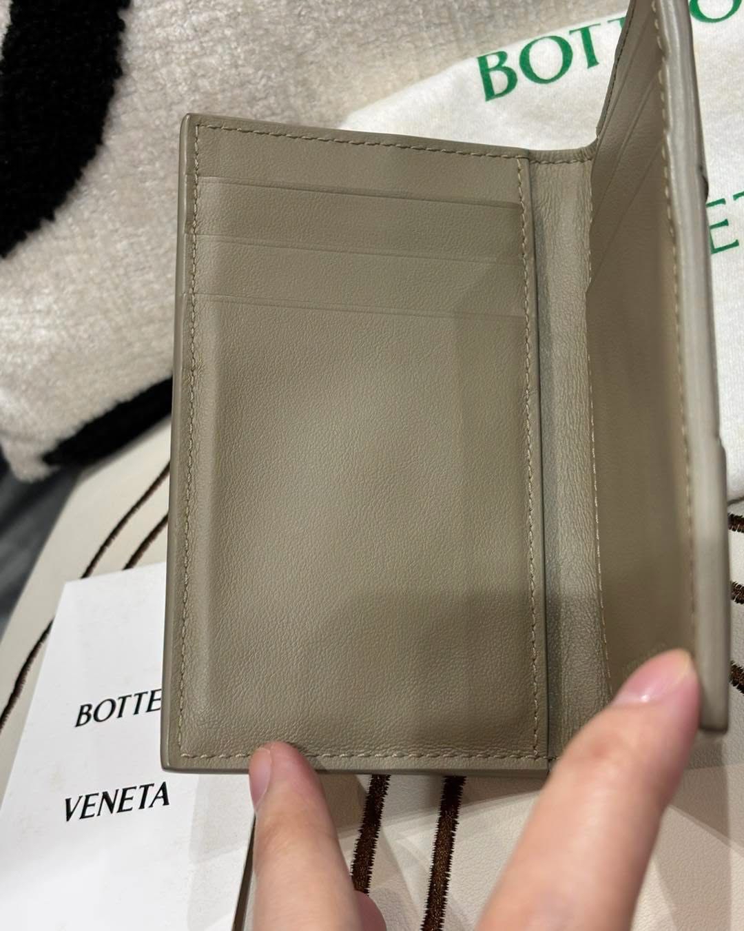Bottega Veneta Cassette Card Holder  100%Authentic, 98%new✅dust bag 