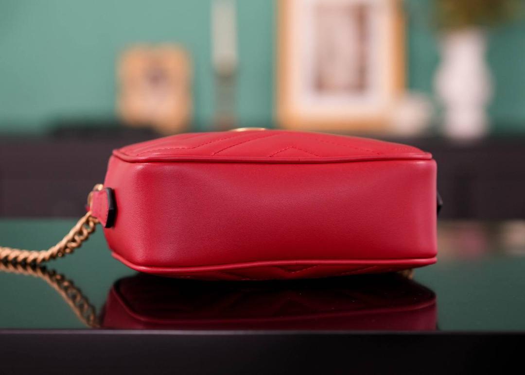 👜🔥Marmont系列绗缝迷你相机包 红色 18cm （原厂皮 全铜五金） 正品售价¥12.000 独家原厂皮发售 限量级别 自重很轻 链条搭配皮革的肩带不怕溜肩 毫不夸张说 绝对是日常使用出场率最高的包 官方款号 448065 尺寸迷你：18x12x6cm 小号：24x13x7cm