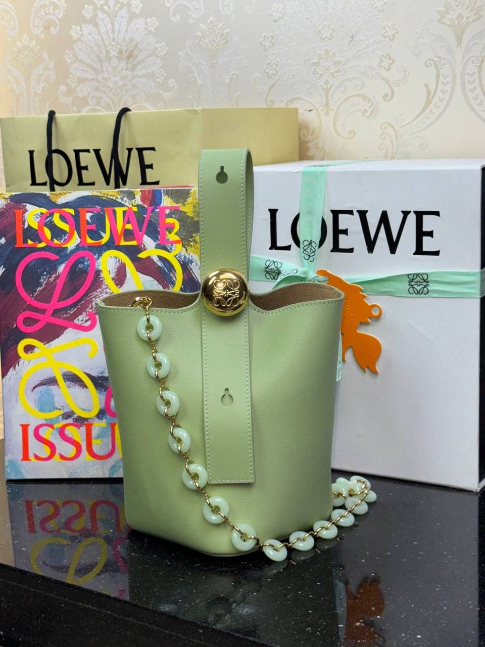 ♥️𝙈𝙞𝙣𝙞 𝙋𝙚𝙗𝙗𝙡𝙚 𝘽𝙪𝙘𝙠𝙚𝙩 ——【浅梨色】 尺寸：𝟏𝟔-𝟏𝟔-𝟗.𝟓𝐜𝐦 编码：062339 🎈标志性Anagram鹅卵石点缀，配以纯粹简约线条以及瞩目设计风格，诠释全新𝙋𝙚𝙗𝙗𝙡𝙚手袋👜 🎈自带一根🉑拆卸🉑调节的肩带，一包多背，多样化风格，秀场大放异彩😀内里容量超大，日常实用性强👌 🎈配全套专柜礼盒🎁，给你满满的仪式感👀