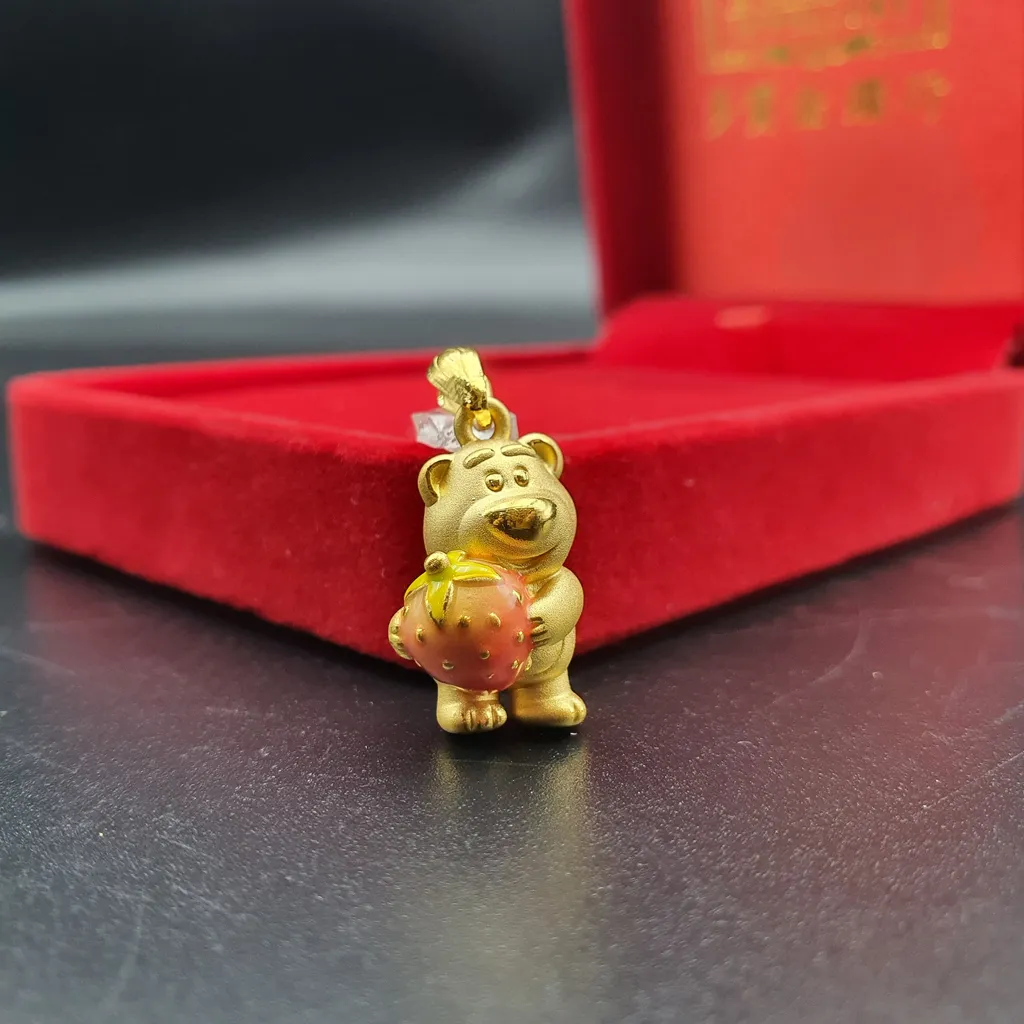 TURBO [999G] Lotso Hug Strawberry Pendant 草莓熊抱草莓立体咀