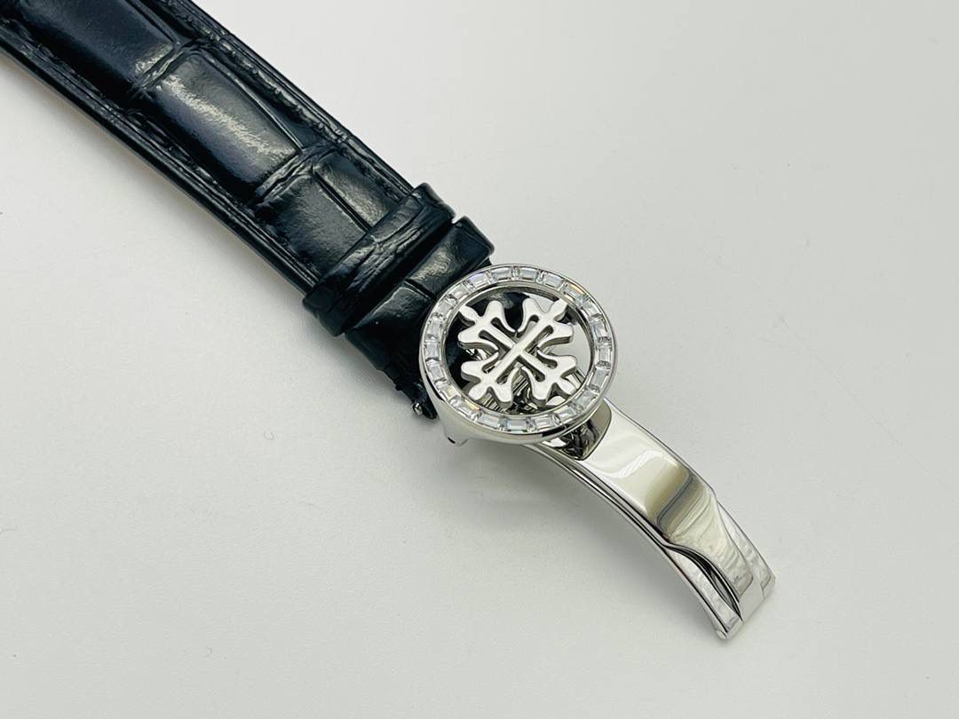 【2022诚意推荐】百达翡丽超级复杂功能系列5073P_010腕表。用心之作，细节方面： 1⃣️突破多层技术瓶颈，机芯型号为CH 29-535 升级版，质量稳定！ 2⃣️尺寸42毫米，与专柜一致。 3⃣️表圈和表耳镶103颗长形钻石。 4⃣️表带搭配意大利头层小牛皮，表扣上镶钻石更显示这块腕表的豪华气质。适合各种商务场合，简敛精致不失优雅！