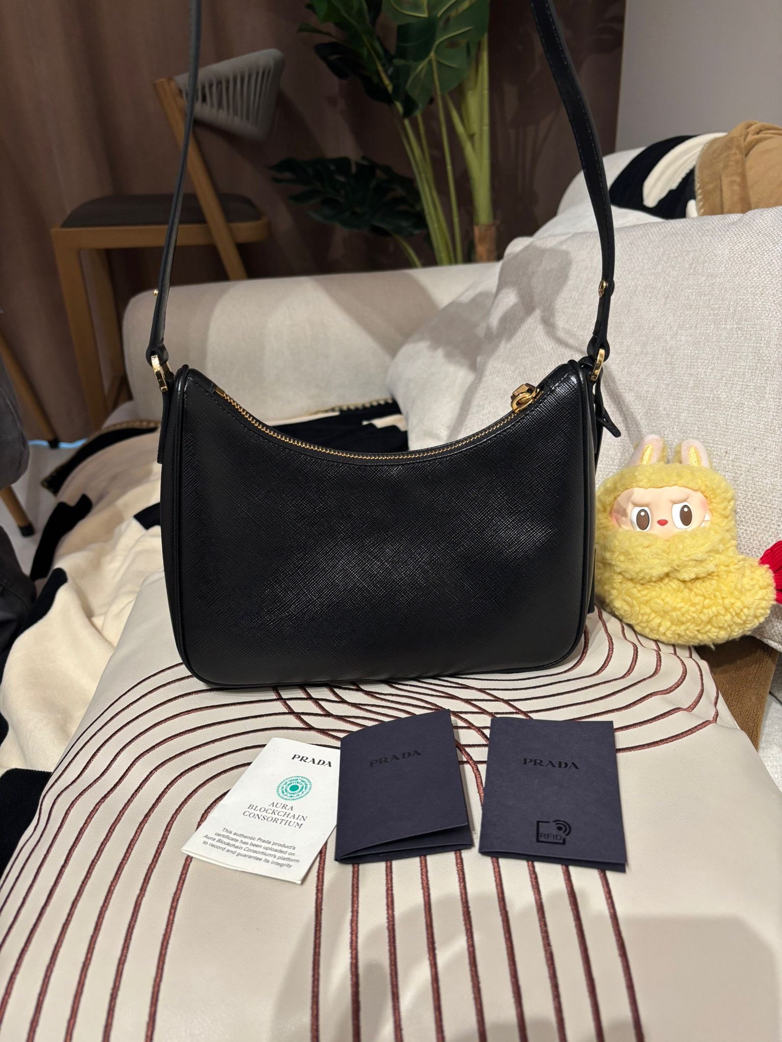 Prada Re-Edition hobo 牛皮 肩帶可調節長度 100%Authentic , 99%new ✅card booklet ✅dust bag 👜專門店售價$19,200📣