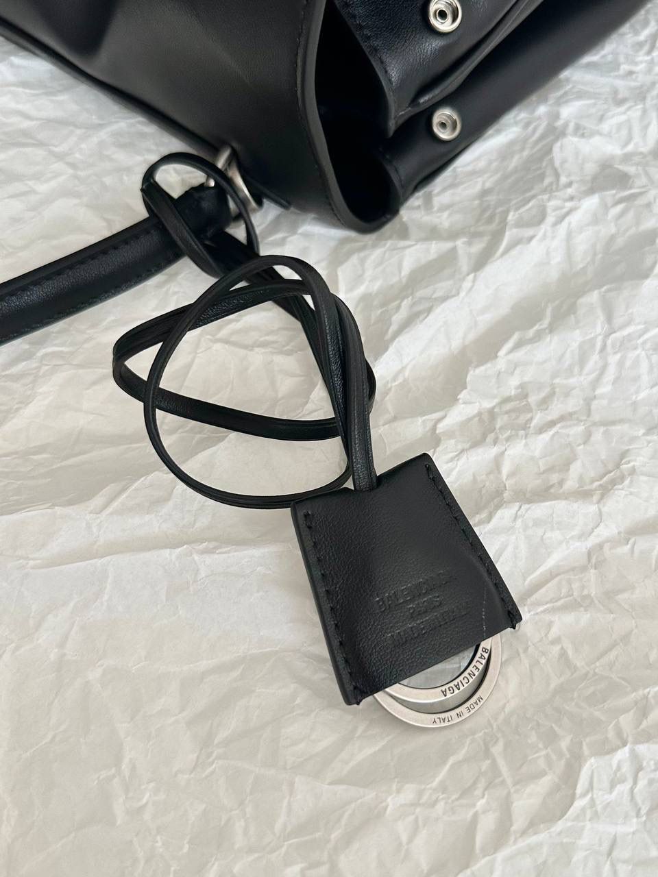 超级销量王🔥 ba1enciaga rodeo中号 黑银🖤💿 这只包的皮一定不能硬！ 我们家是安排了最贵的原厂皮来做的 还有一定要做出整个包的松弛感！ 大号：39.8×29.9×12.9cm789744m 中号：35×23.3×10.9cm789772m 小号：28.9×20×9.9cm789779m mini：23×17×9cm795456m