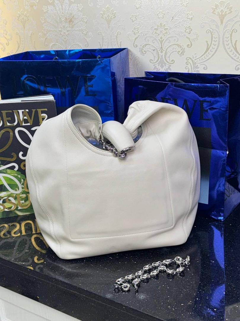 🎈（全钢五金）中号纳帕羊皮𝙎𝙦𝙪𝙚𝙚𝙯𝐞 —【海盐白】到货📍 尺寸中号：34-33-13.5cm 尺寸小号：29-10.5-24cm 型号:652328 【配全套礼盒】 😇罗家全新成员Squeeze手袋💯 满分到货•采用触感柔软的纳帕小羊皮革🐏•里外全皮💯传统工艺➕创新研究•全新独特设计。 😇最新宣言款配件：Anagramc pebbled 不锈钢及铝合金材质•升级打造标志性甜甜圈•相同质感•更轻重量。 😇具备令人惊讶的轻盈褶皱包身 可肩背、斜挎或手提*可调节甜甜圈⛓️链条肩带•搭配Anagram携刻鹅卵石•附加额外链条•可进一步延长肩带*磁扣开合*内部拉链口袋