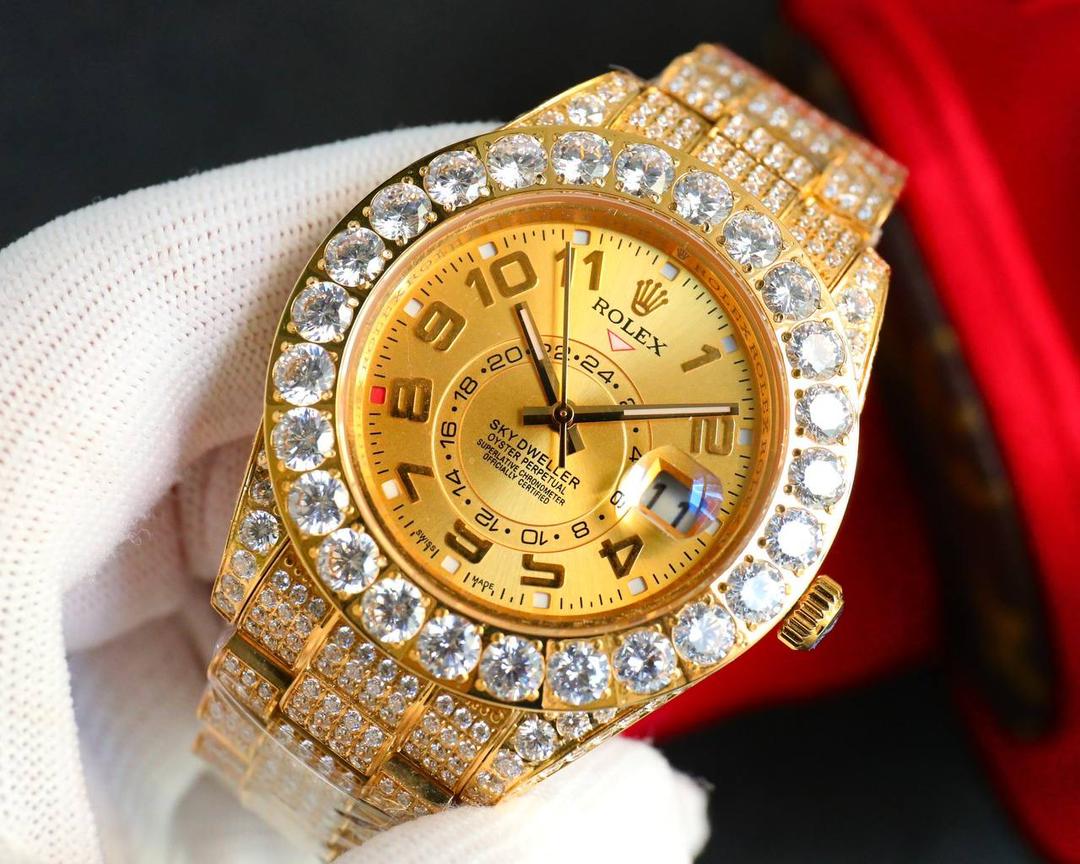 💍劳力士ROLEX 奢华极致满天星版本腕表904精钢打造，密镶顶级施华洛世奇美钻，奢华品质的诠释，璀璨夺目，魅力绽放。表壳表链全镶满美钻，金光闪闪，机芯可选择2824机和国产，腕表尺寸42mm！💍​​​