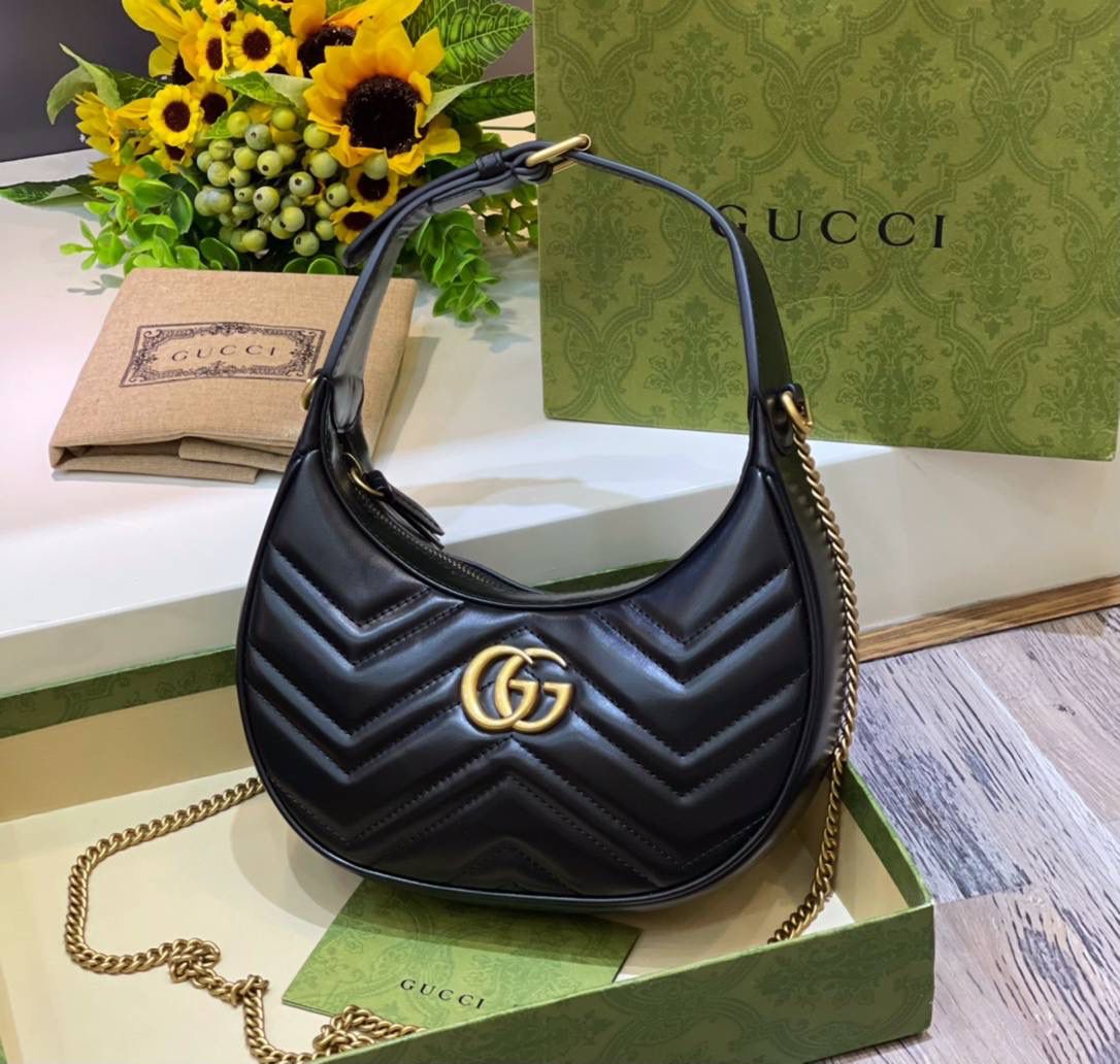 ✈️✈️✈️🔥𝐌𝐚𝐫𝐦𝐨𝐧𝐭系列半月包# ▫️型号：699514 ▫️尺寸：21.5*11*5cm 马尔蒙系列腋下包经典回归 四季热卖款，以月牙造型为特色，原厂牛皮立体绣花工艺饱满度很赞➕全铜五金❗️包包的轮廓很贴切身体的线条，可腋下手拎斜挎，性价比超高的一只.简直就是行走的种草机！