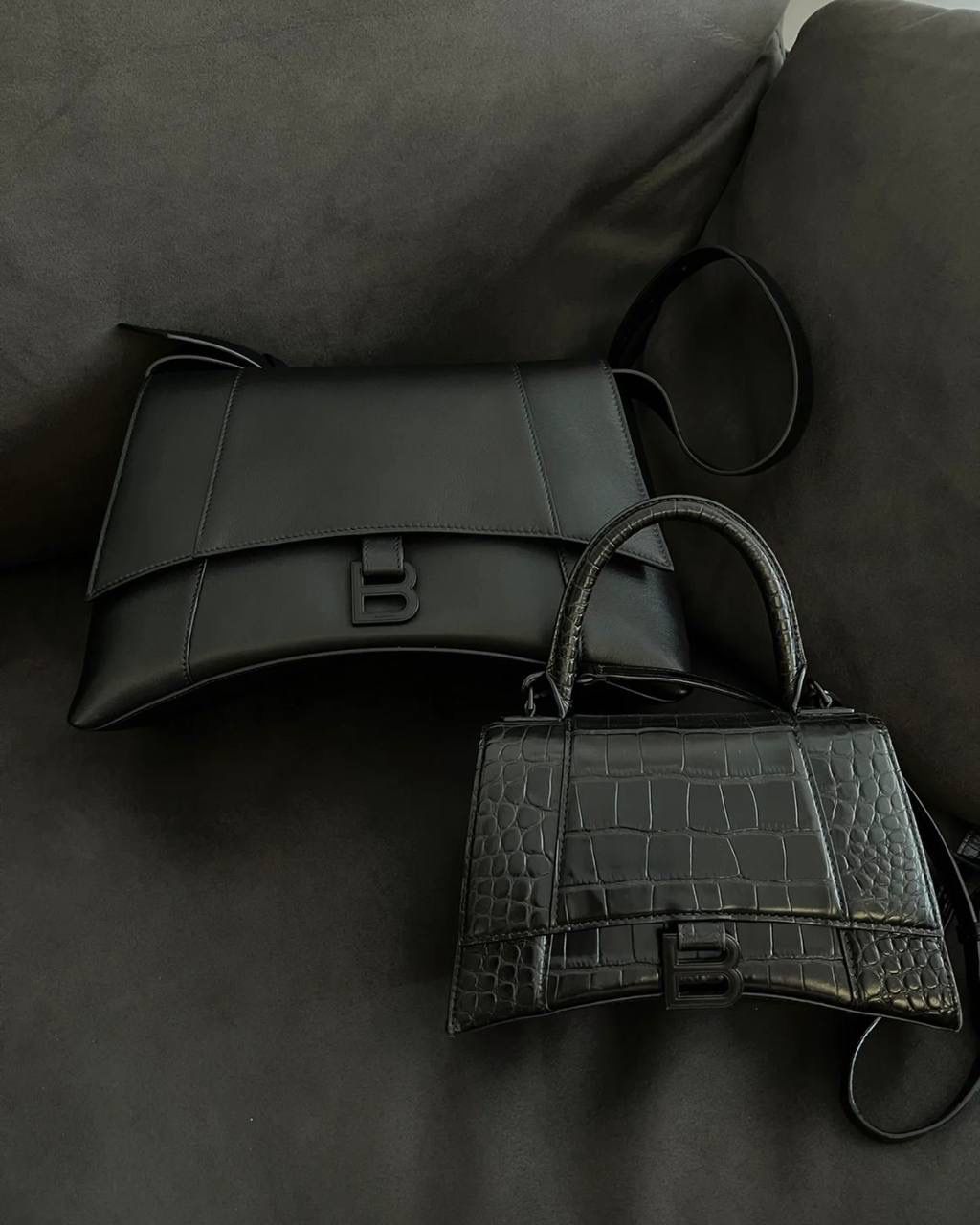 经典款🔥中号平纹黑枪(m/32cm)🐈‍⬛ ba1enciaga 横空而出的Downtown沙漏包 整个包身是软趴趴的感觉 就是大写的随性慵懒时髦感 可以斜挎也可以调短肩带腋下背 加上巨无霸的容量，时髦女孩的通勤包有了 软皮质感头层牛皮➕经典全钢B字扣五金 还是要着重强调一下咱家的B字logo刻印 清晰度全网独家⚠️品质是不需要你们担心的 请务必认准高版本❗️ 中号s：30×17.3×10cm671353m 大号m：32×20.8×15.5cm671354m