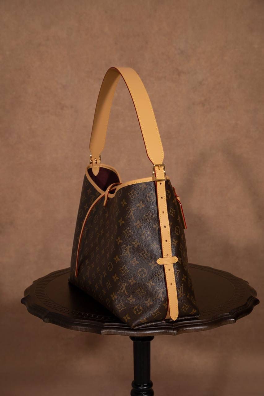 LV CARRYALL🎀 整体风格偏 休闲、随性、有点慵懒感，背上身直接爱上❤️ 字母包设计很贴心，不管是拿来当通勤包，还是妈咪包，都超级适合。容量大、很好装东西，而且又耐看又百搭，天天背都不会腻。 可以说是 又实用又好看的王者包款 了✨ 中号：尺寸 39×30×15cm 小号：尺寸 29x24x12cm 大小刚刚好，看起来大气又很实用。这款 Carryall 系列真的是爆款中的爆款，颜值超高，真的会让人一看就想要！从上市第一天开始就一直缺货，真的不是开玩笑的！！😍✨