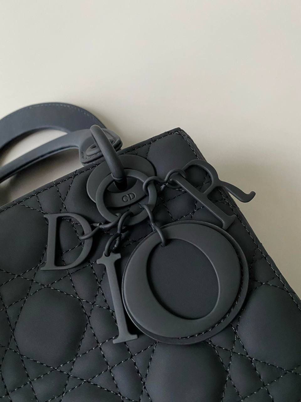 🈶磨砂黑 𝗗𝗜𝗢𝗥 𝗟𝗮𝗱𝘆磨砂四格 大热门款，老客的补单王 进口磨砂牛皮材质，同色哑光五金 比羊皮漆皮都要高级不少 没有了大家闺秀的矫柔造作 暗黑风多了些特立独行的酷劲儿 20×16.5×8cm #4360m