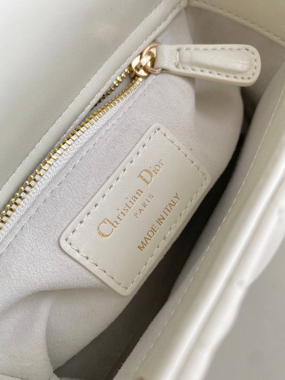 白色🌟 三格 𝗗𝗜𝗢𝗥 𝗟𝗮𝗱𝘆七夕限定 在经典的基础上加了爱心小挂饰 让整个氛围有了爱的烂漫气息 戴妃作为经典的代表，怎么买怎么对 特别手拎时会显得整个人非常温柔优雅 我一直都推荐女生一定要有一只经典款！！ 每个颜色都好好看，完全不需太纠结😍💓 17×15×7cm