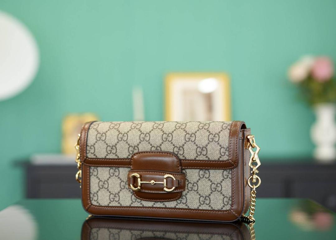 🥯Gucci Horsebit 1955系列迷你手袋 棕色 22cm (原厂皮全铜五金) 正品售价¥12.000 标志性的金属马衔扣搭配经典双G图案 把复古时髦感拿捏得恰到好处 新款的1955二合一马鞍包 包身轻便，且配有一个MINI卡包 主打一个精致便携~ 官方款号 752002 尺寸：21.5x12.5x3cm