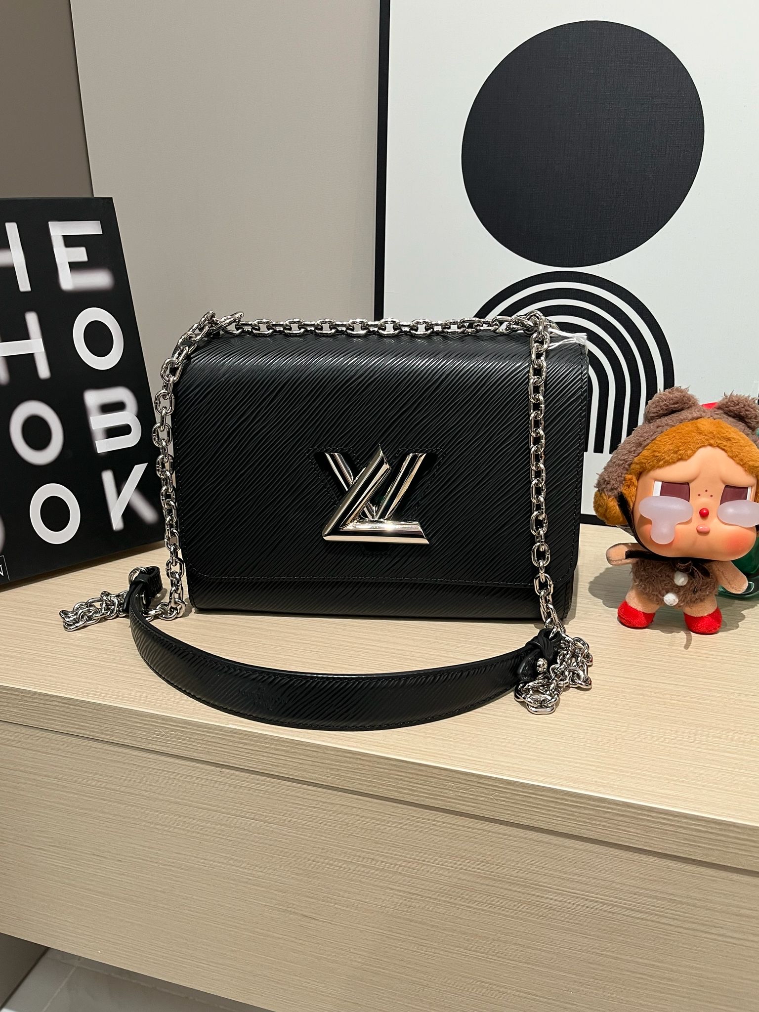 Lv twist mm epi M21110  100%Authentic ,98%new ✅mirror✅dust bag 專門店售價💰 $39,000  