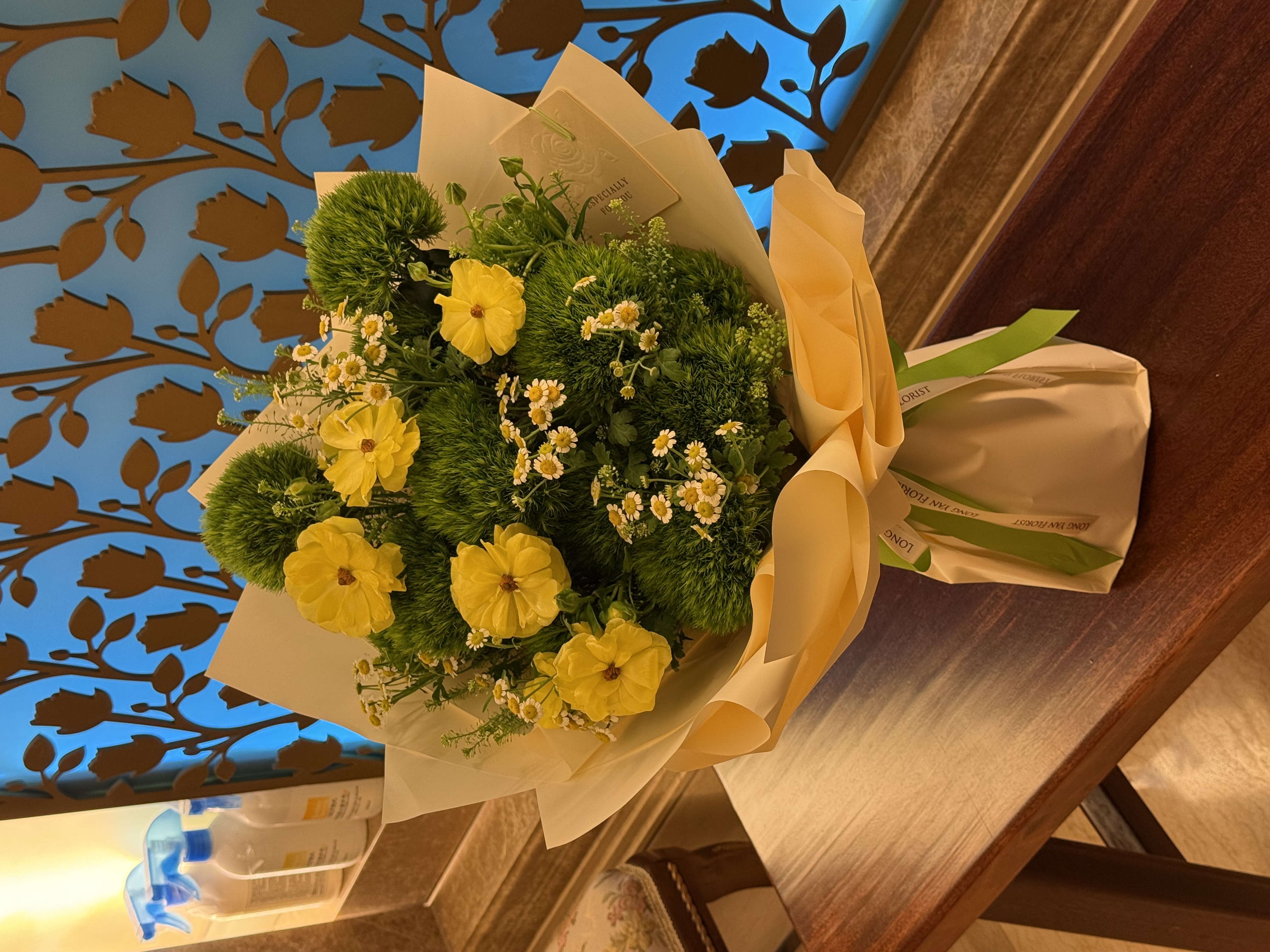 綠毛球花配小雛菊花束_38001