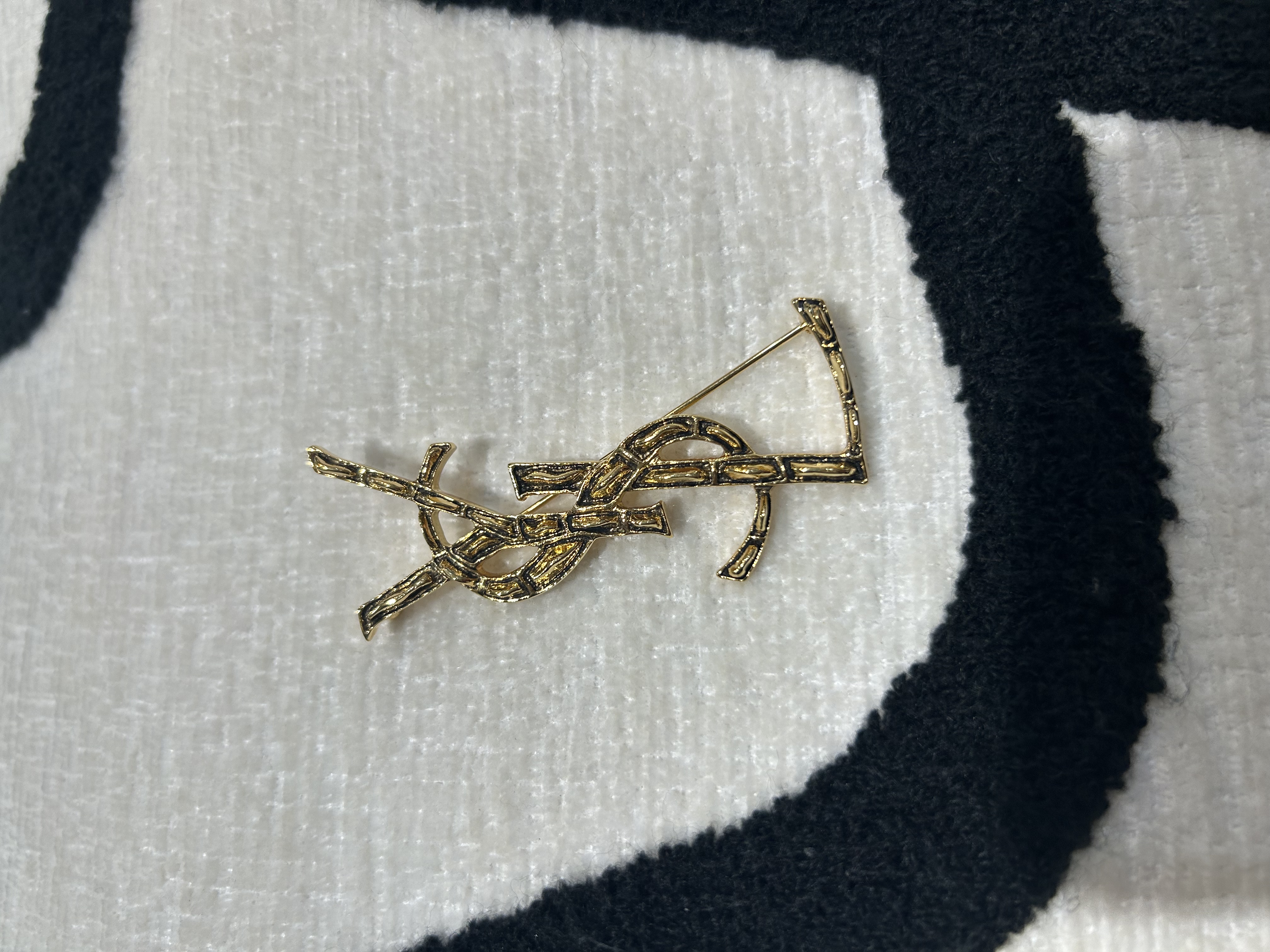 全新 YSL Saint Laurent 鱷魚紋心口針 brooch 100%Authentic,全新未使用品 ✅dust bag✅box 