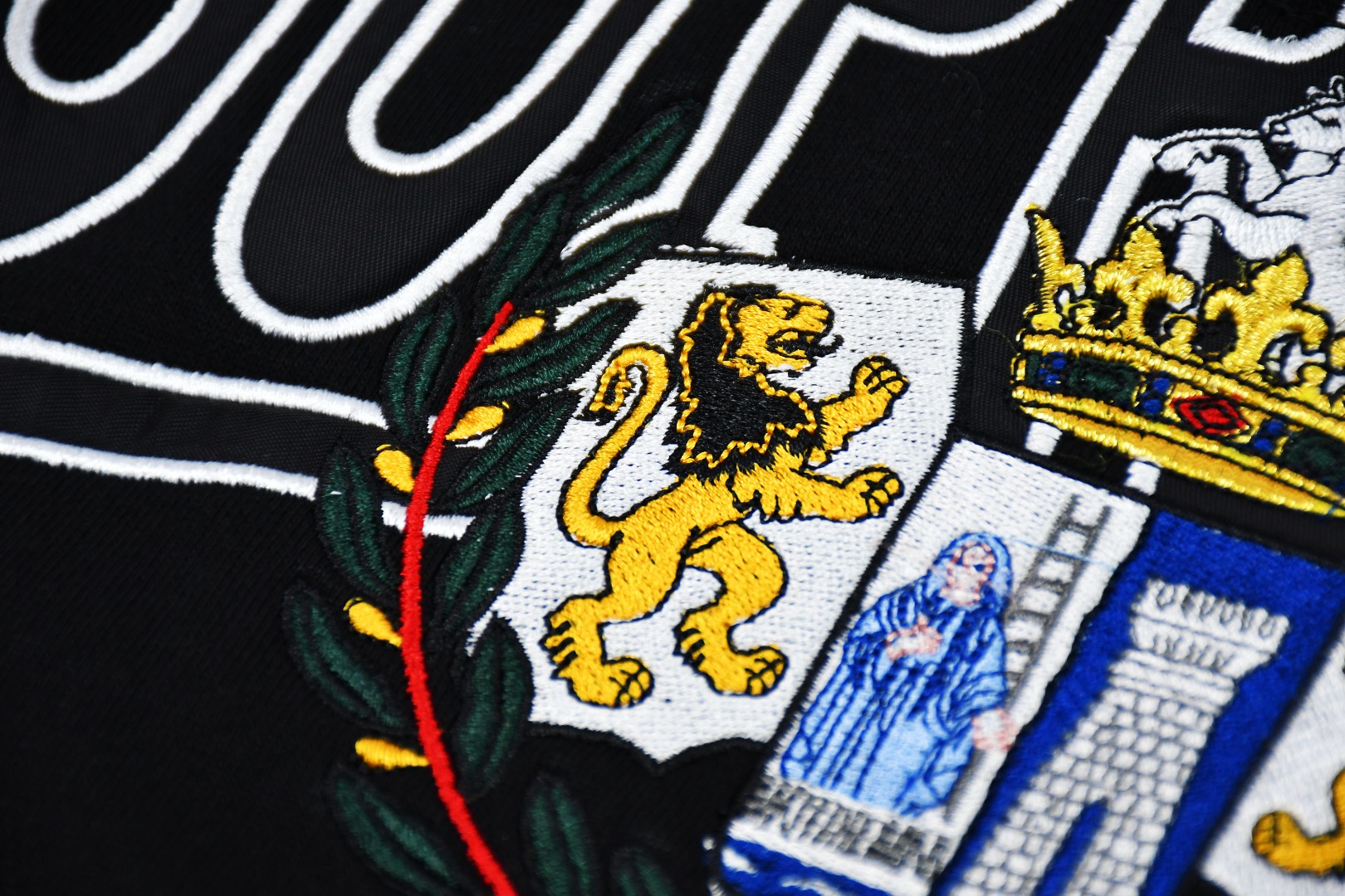 Supreme Crest Appliqué Half Zip Pullover