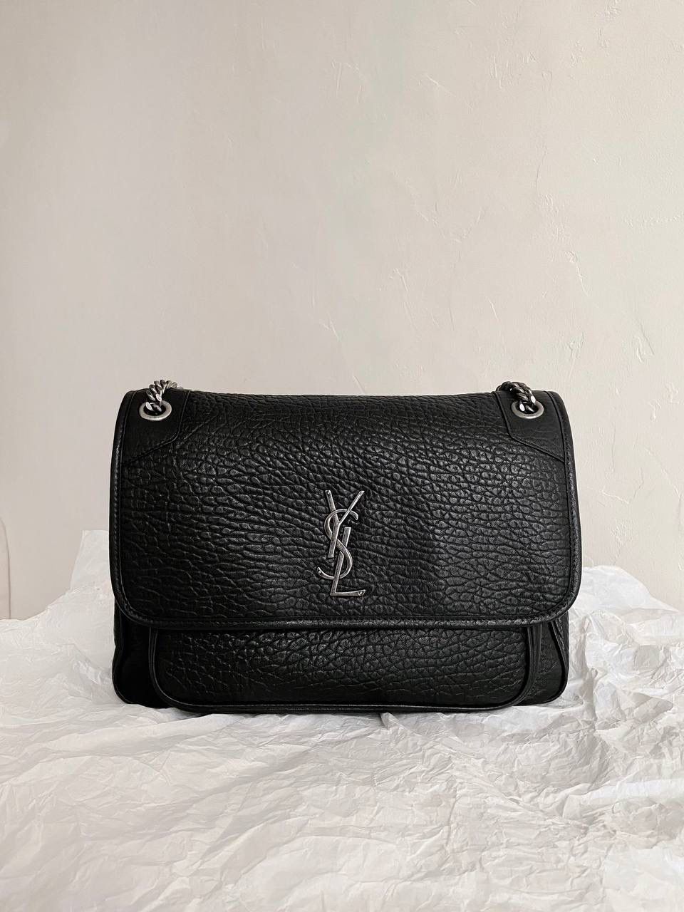 ys1 niki羊皮粒面款 大号黑银🖤🌪️柔软的新皮料来袭～被宋佳一背，直接一整个火到不行 作为他们家的must have之一 我们找到了专门做了10余年ys1的老师傅来做 按他的话说，闭着眼睛都能做出来 原厂皮，全钢五金，半金半银的烫金logo 这个包真的做得非常非常好！ 我们也和zp一样同步更新了两个"D扣"小耳朵 听我一句，niki种草了就一定要买 几乎每个买了niki的姐妹都会后悔买晚了！早买早享受咯～ 大号：32×23×9cm803777m💰 中号：28×20×8.5cm633178m💰 小号：21×16×7.5cm633179m💰 mini：18×12.5×5cm828736m💰