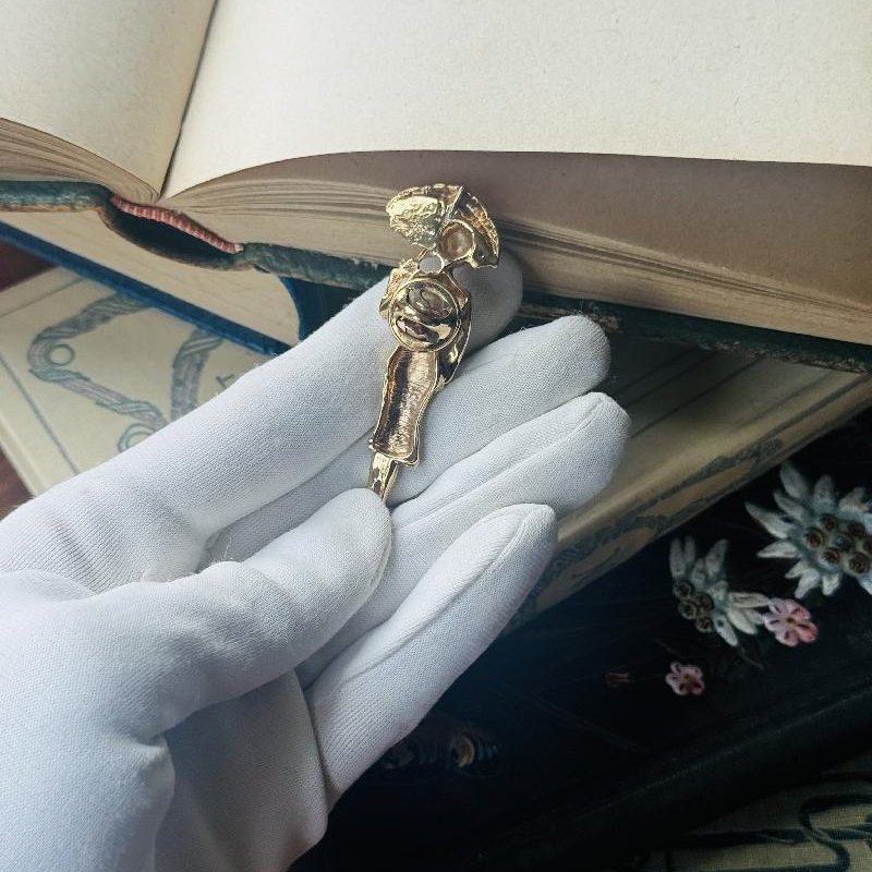 Vintage Golden Lady Holding Umbrella Pin Brooch (MT2358)