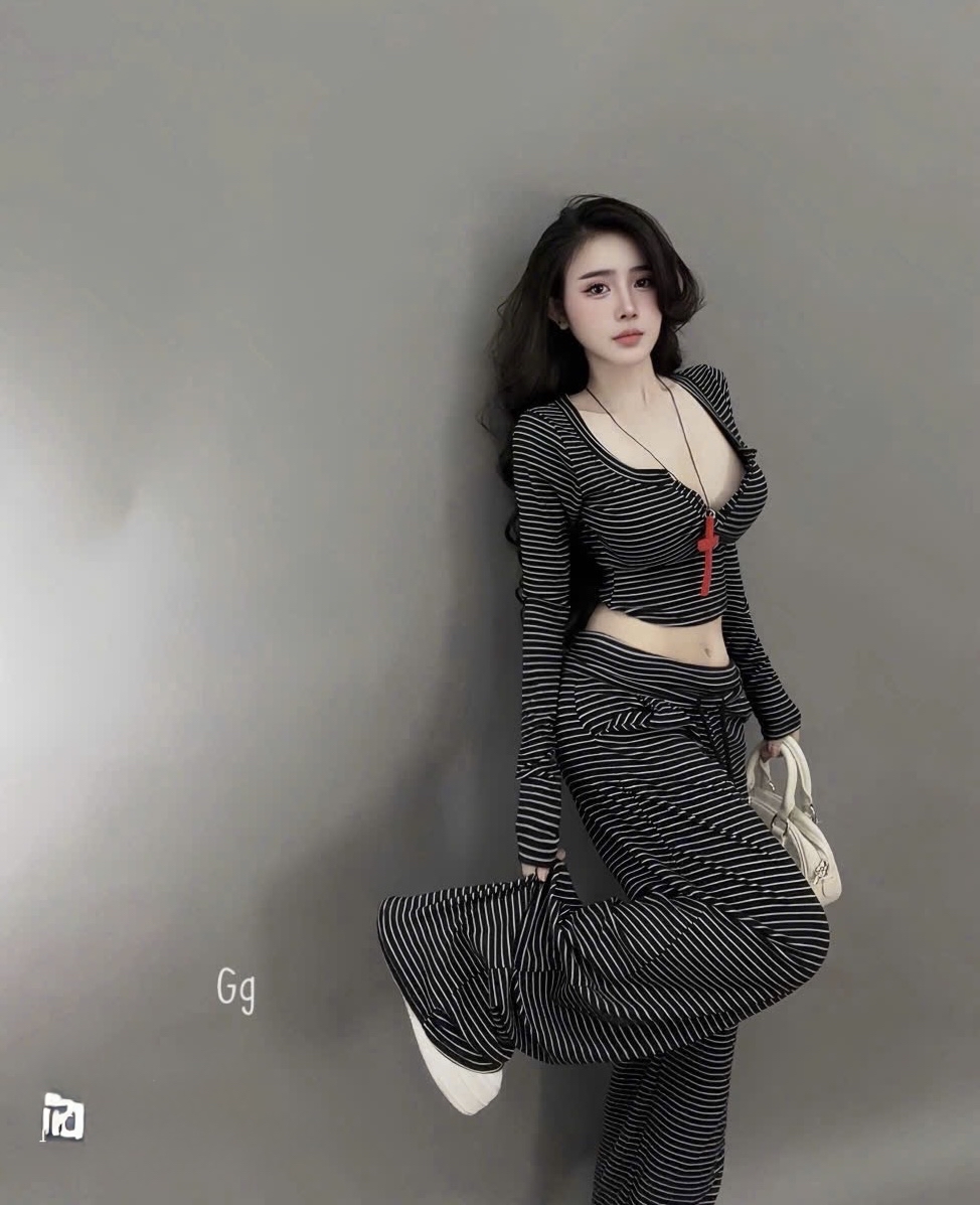 條紋露臍上衣和褲子套裝