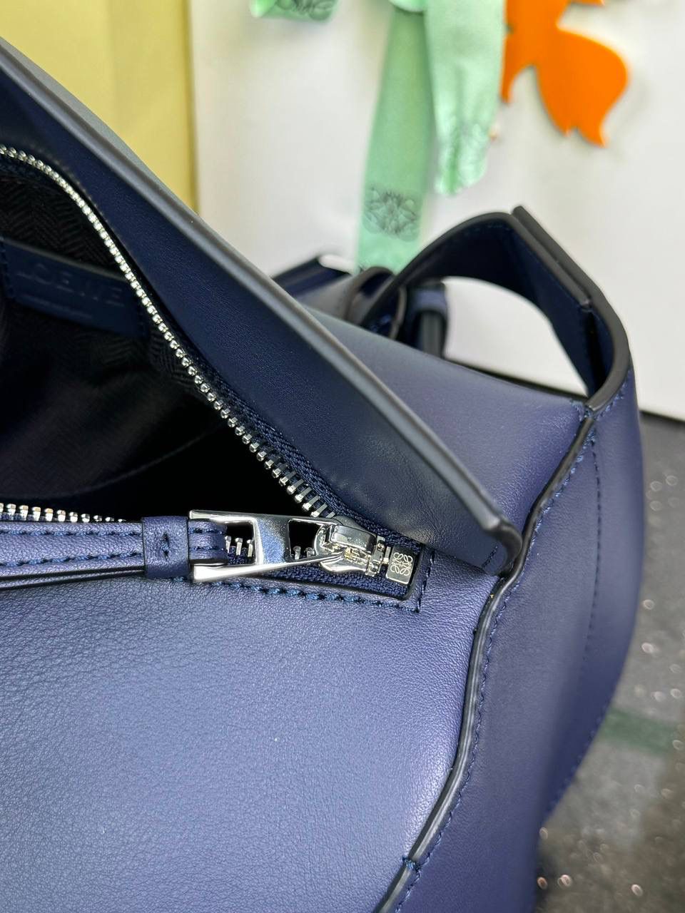 ⭐️最新升级版𝟮.𝟬-𝗣𝘂𝘇𝘇𝗹𝗲腰包⭐️ （珍珠灰到货‼️） 尺寸：𝟮𝟰-𝟭𝟬.𝟱-𝟭𝟲𝗰𝗺 款号：052343 👉🏻长方体形状和精确的切割技巧创造出Puzzle 腰包以及独特的几何线条成为 “Loe罗家”的著名代表作~ 👉🏻金属搭扣开合，刻有标志logo徽标，可调节肩带，翻盖大容量插袋和一个外部拉链口袋，🐂柔软细腻napa小牛皮，正品Ykk五金，Anagram压纹，人字纹棉麻帆布内里 👉🏻（男女♀♂同款）大小非常合适。胸包、背包、单肩、斜挎、腰包五种背法任你解锁🔒 👉🏻 （独家背景➕独家品质➕独家包装➕独家控制对版细节📦➕精致全套礼盒套装❤️） 重点：让你花最少的钱💰体验最大的仪式感❤️