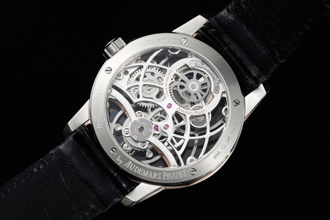 🚀爱彼最新款陀飞轮镂空腕表Code 11.59系列 Ref.26600 推出双拼色复杂动感结构表壳。全新标志性双曲面水晶玻璃带来独特的视觉体验！💯 亮点1、匆匆一瞥无法体现 Code 11.59 系列的复杂性和令人印象深刻的工艺。它看似圆形的表壳搭配纤薄的表圈，实则为大胆、并置的建筑形状的多面融合。为向品牌标志性皇家橡树表圈致敬，表壳中层为八角形，配有厚拉丝表带和抛光倒角。表耳也采用拉丝表面和抛光斜面，呈镂空设计。衔接表圈和底盖上，拱起保护着表壳中层。表壳中层与表圈、表耳和底盖之间的对比凸显了表壳的精致结构，表壳直径为 41 毫米。 亮点2、表盘由拱形双曲面蓝宝石水晶镜面保护，镜面高于明亮的抛光表圈，镂空陀飞轮机芯一览无余。定制AP 2948 型机芯是一款多层手动上链陀飞轮机芯，垂直排列的机芯，陀飞轮位于 6 点钟位置，发条盒位于 12 点钟位置，为镂空带来令人愉悦的对称性。机芯优雅弯曲的桥板采用三种不同的灰色调，突出了深度，并与浅灰色发条盒和齿轮系形成鲜明对比。内包头粒尼龙/皮表带，配小牛皮衬里 配备AP 针扣。