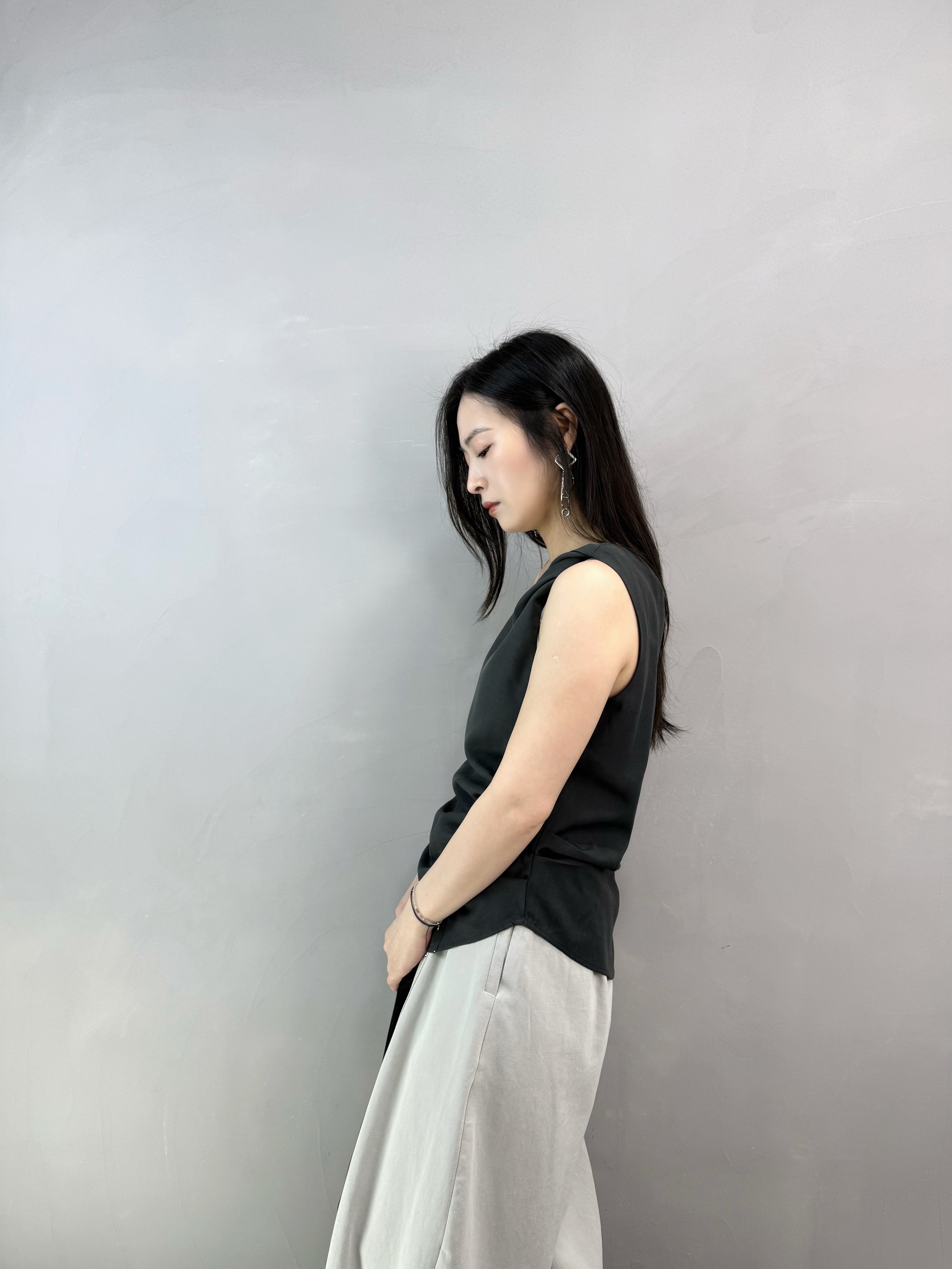 M78 扭膊斜領背心