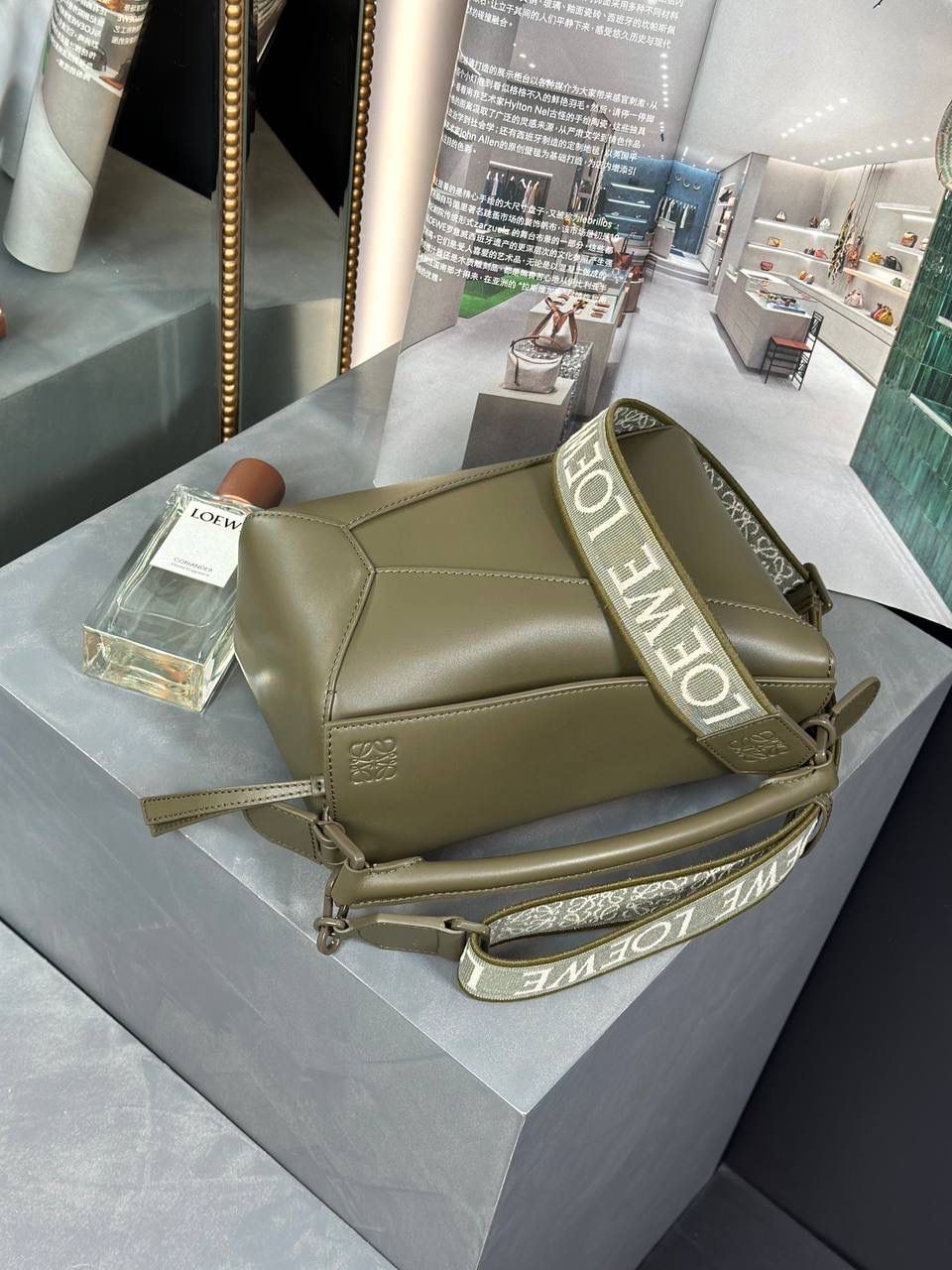 𝙿𝚞𝚣𝚣𝚕𝚎 𝚎𝚍𝚐𝚎 【朕品】 - 23早春🔥 尺寸:24×16.5×10.5cm 编码:052239洋蓟绿 灵感来自于中国古代陶瓷的单色釉料，在原本经典几何造型升级改版，采用同色系五金配件，同色系提花肩带（可调节长度）和同色系陶瓷小兔子挂饰。 除了色彩上的灵感，单色釉的缎面牛皮革材质，更加光滑柔软，给包包增添更多新鲜感，以现代视角诠释着单色釉的至雅之美❤️