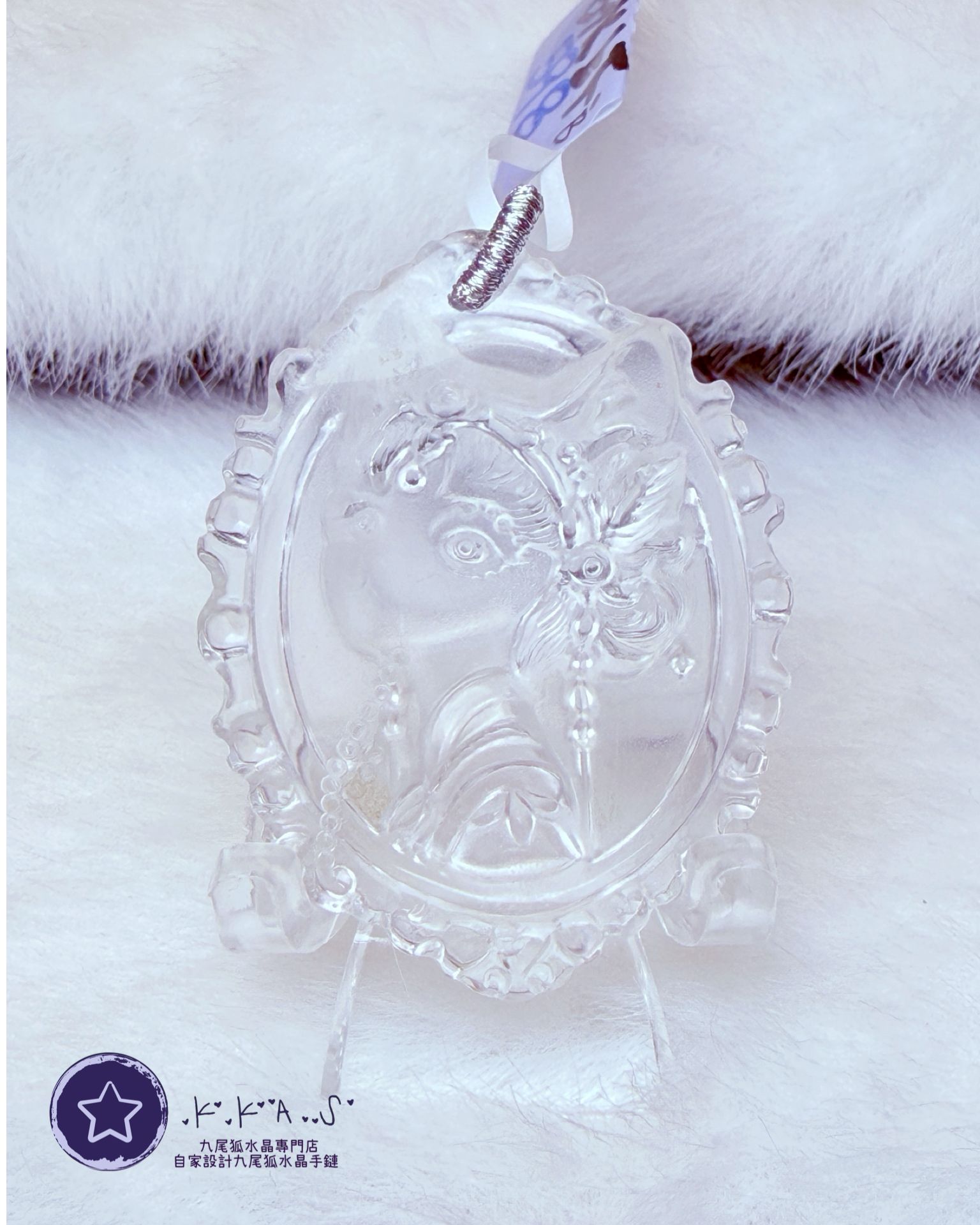 K00189 白水晶 半立體雕刻狐女孩 - 吊墜/手牌兩用款