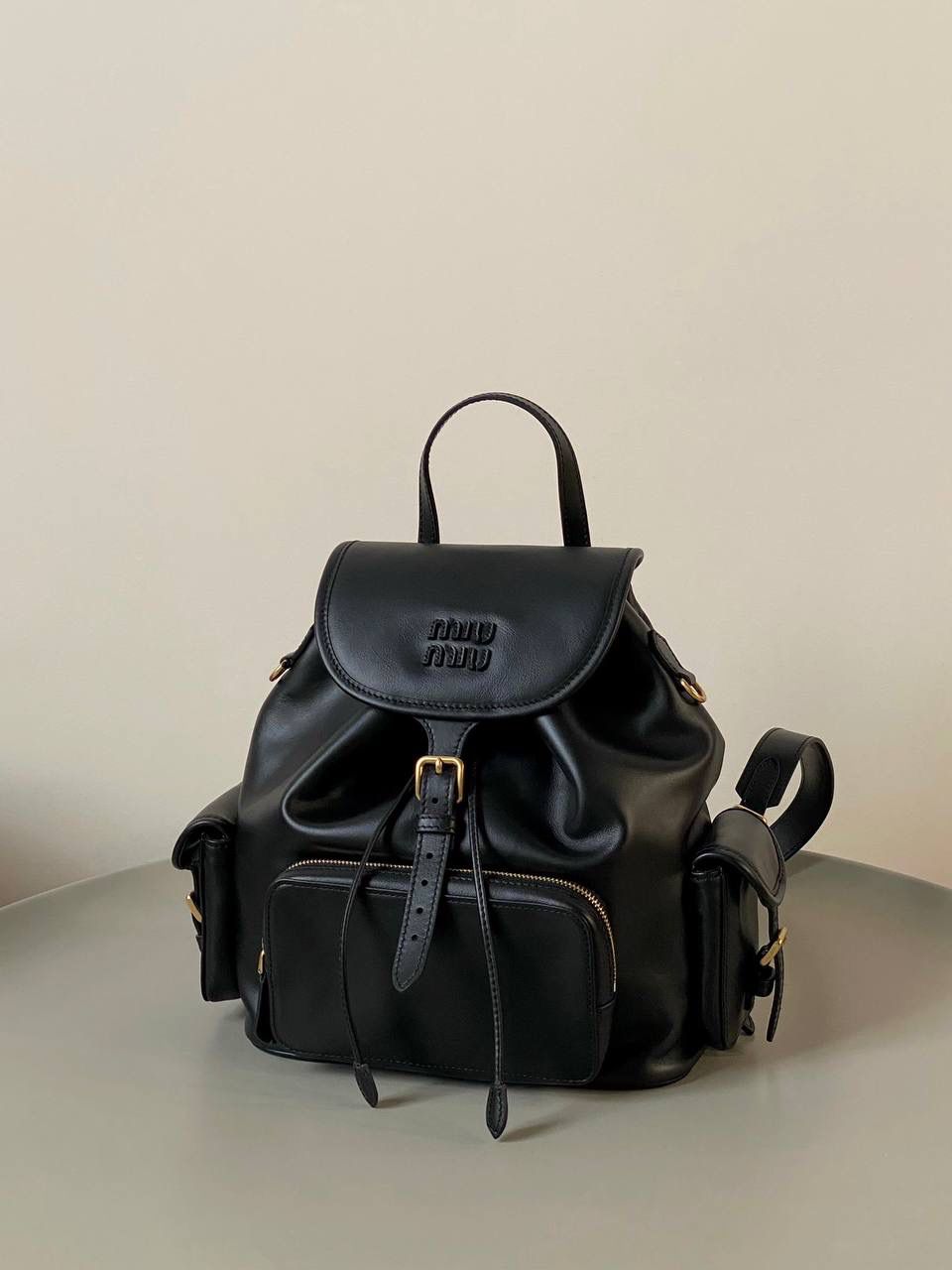 🈶黑色大号 𝐌𝐢𝐮𝐌𝐢𝐮 双肩包·牛皮 万众期待的全皮款双肩包！ 它终于出来了，天天被催爆🤪 只有真的好看好背才能一直被惦记 全皮很有质感，手感超级软乎 自重很轻！容量也感人！ 通勤 上学 短途旅行都可 平常带电脑ipad文件啥的也足够 再挂上可可爱爱的挂件呼呼～ 太好看了！！可以闭眼入 25×29×12.5cm #F0060m