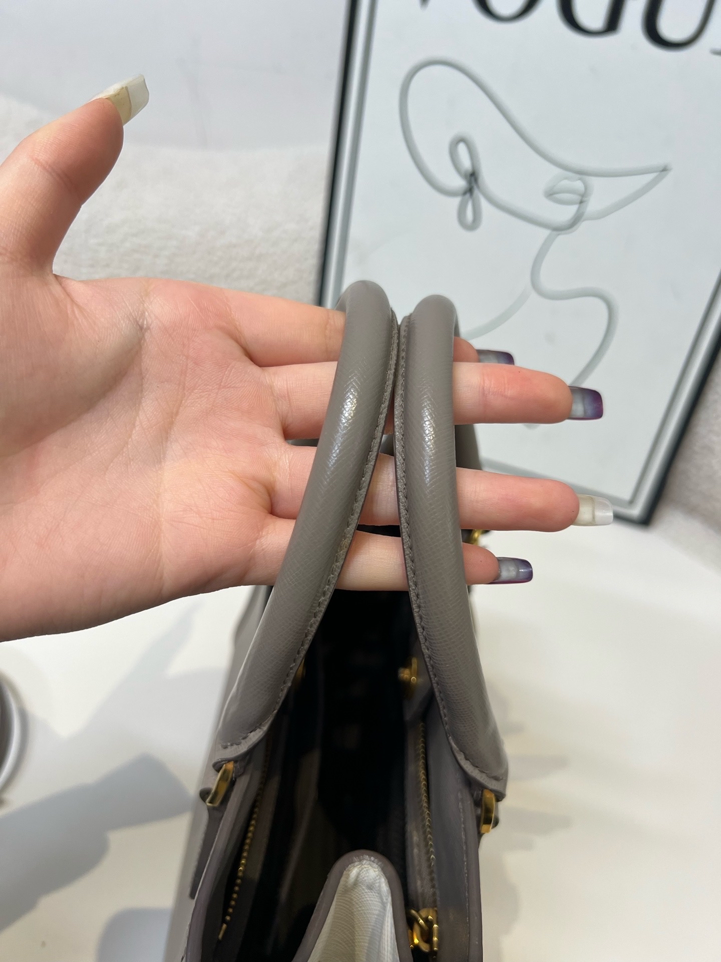 【預訂貨品】Prada 大象灰拼白色殺手包