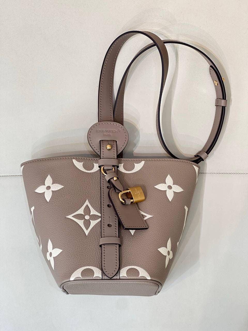 LV ALL IN BB大象灰👜✨ 来看包型的变化 自身的功能真的非常吸引人！ 首先包包自身本来就有4种的形态随你变换！！ 蝴蝶结你想放在哪儿都能给你设计明白，allin就是容量足够大，出门旅行你想拿什么都能给你装好！！ 简单的水桶包型，把包身两侧的挂钩连起来，还可以 get一只“菜篮子” 前后再捏起来，它还可以变成一只可爱的小福袋， 真的好神奇！😍😍