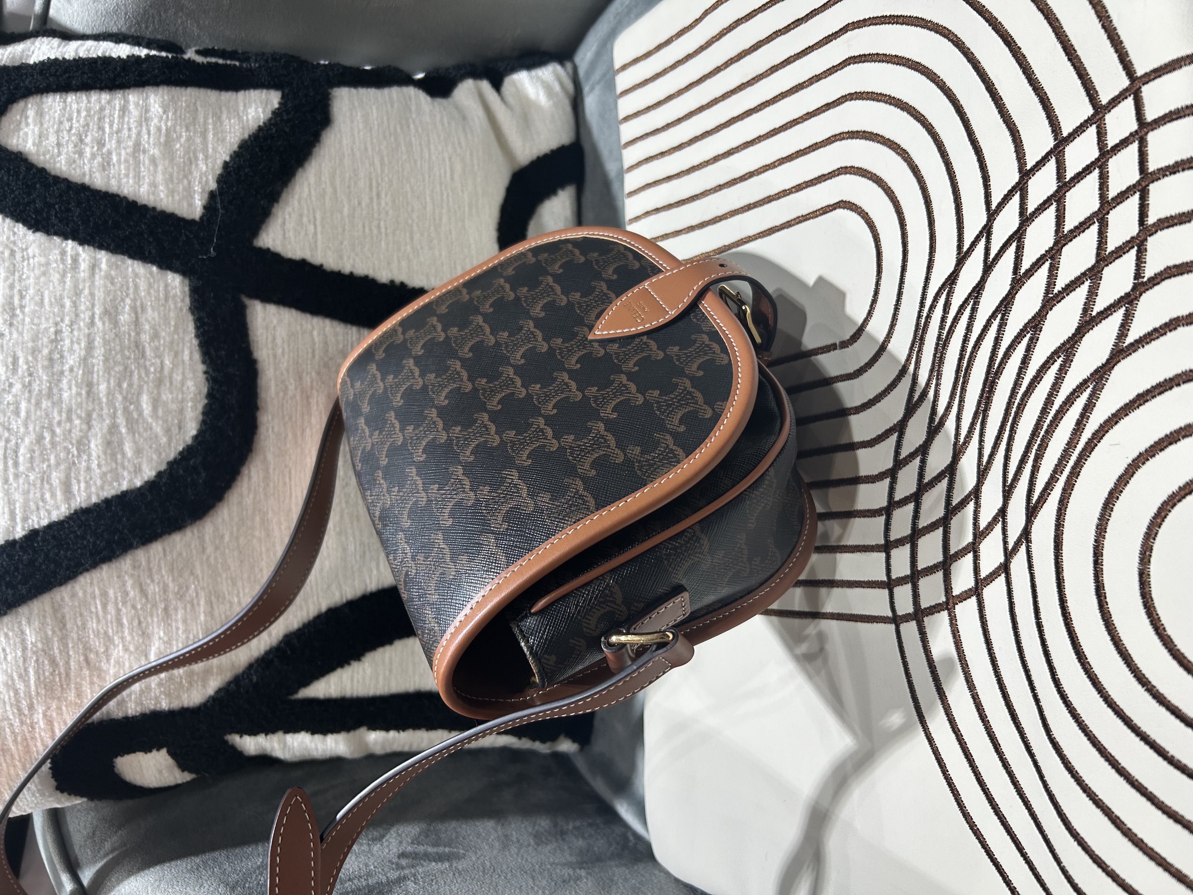 Celine folco medium triomphe bag  100%Authentic,99% new  ✅dust bag✅booklet