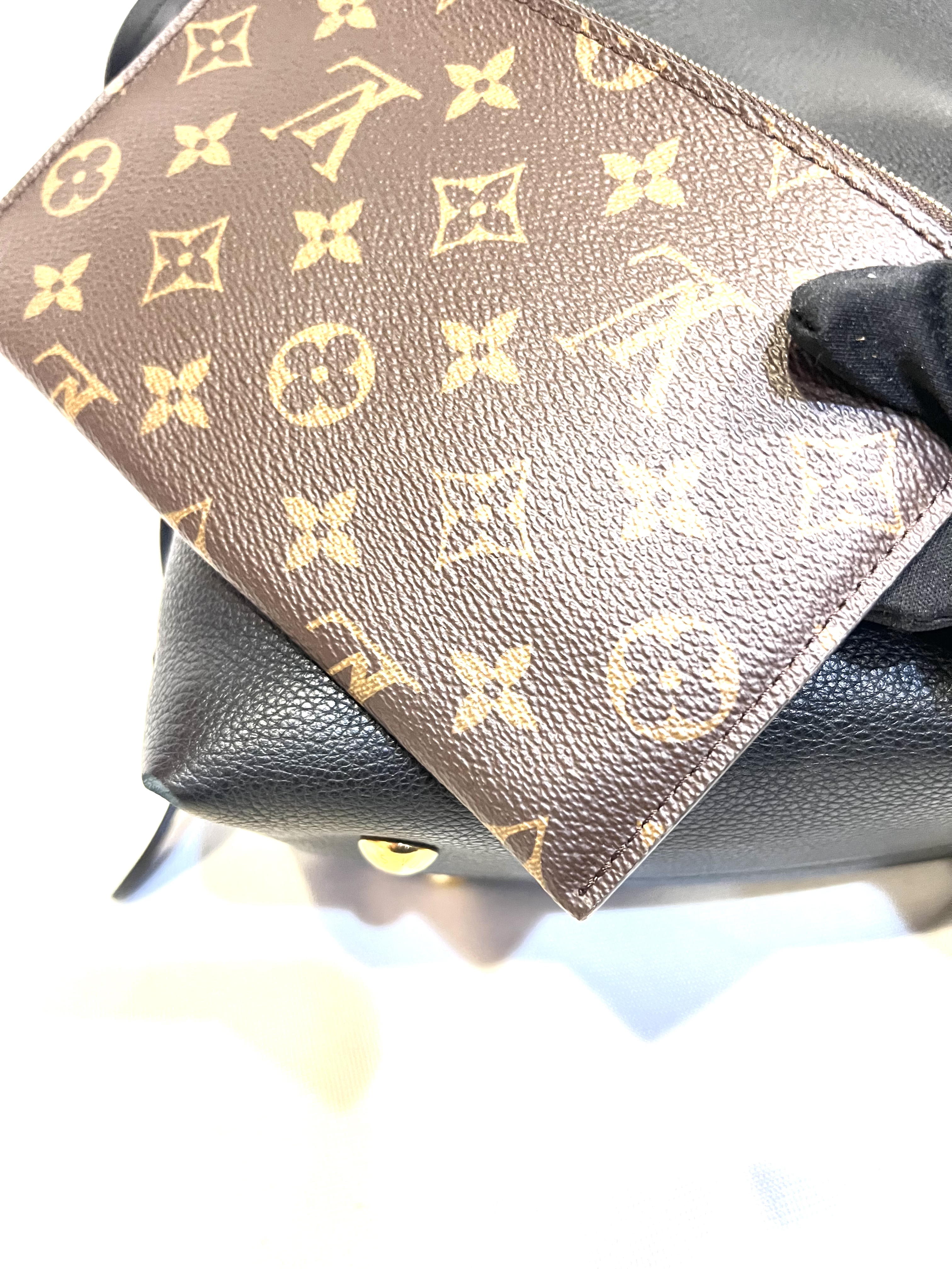 Pre-Owned Louis Vuitton Low Key Hobo MM / Product Code: 26041119