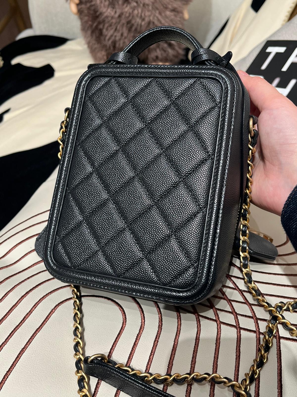 Chanel Vertical cc filigree vanity with chain 黑色牛皮金鏈 100%Authentic ,98%new ✅香港專門店收據 ✅CARD✅dust bag 