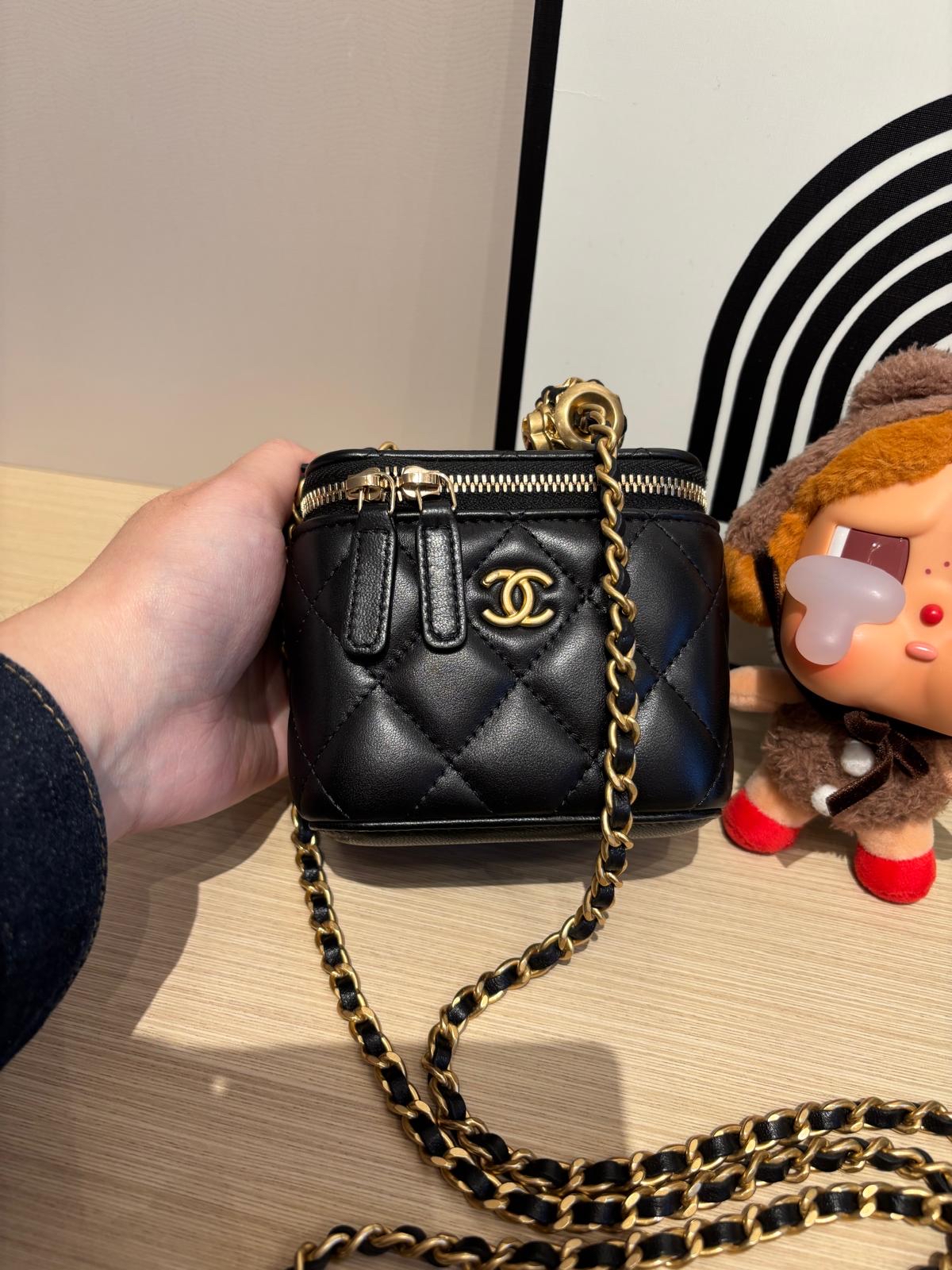 Chanel vanity with pearl crush 金球 100%Authentic ,98%new ✅card✅dust bag✅box