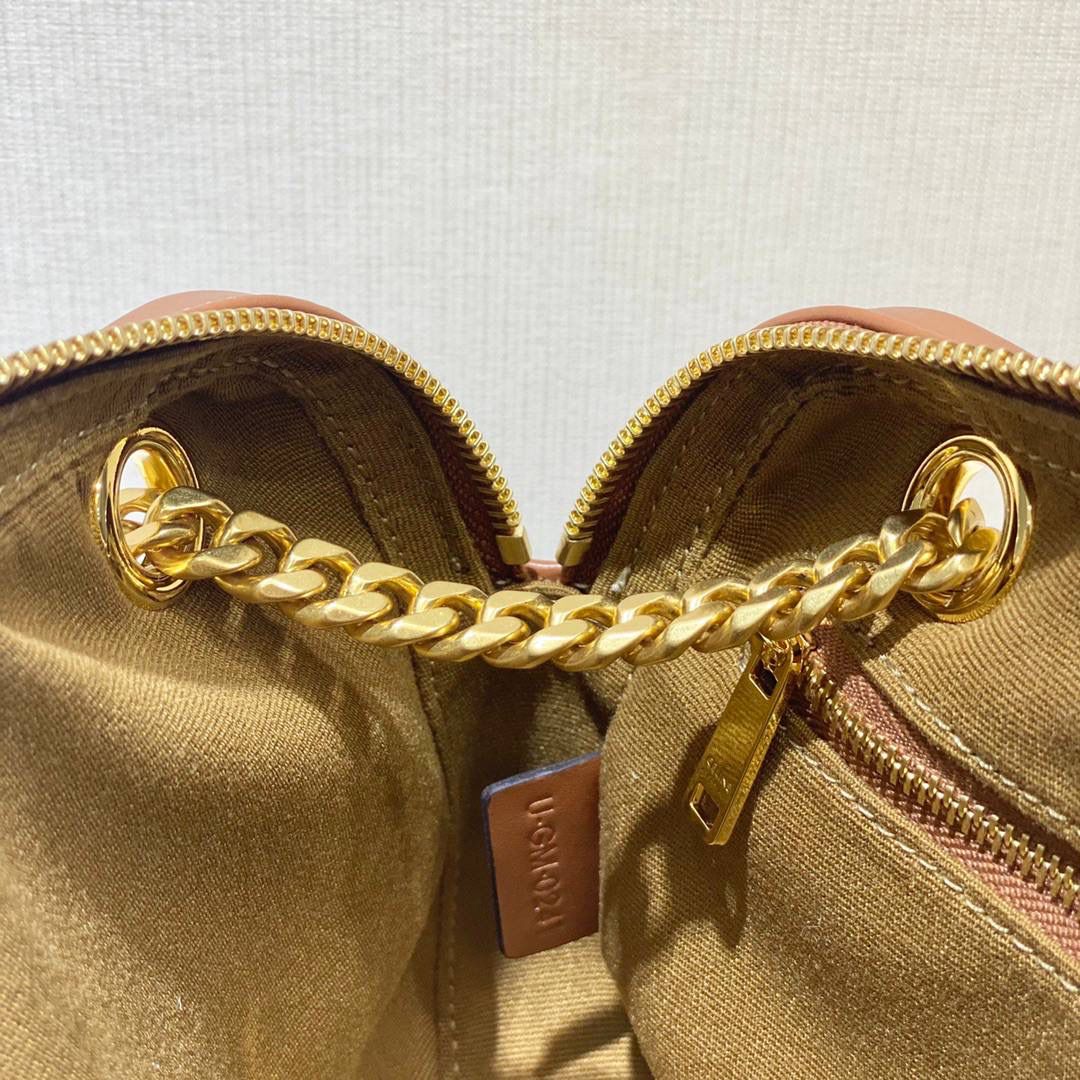 🔥大货实拍图 𝗖𝗘𝗟𝗜𝗡𝗘 ♥ 𝗣𝗔𝗧𝗔𝗣𝗔𝗡𝗦 𝗧𝗥𝗜𝗢𝗠𝗣𝗛𝗘 𝗖𝗔𝗡𝗩𝗔𝗦 Patapans 手袋来自 CELINE 2021春夏系列，以法国圣诞颂歌“Pat-a-pan”命名。规整的矩形包身由 Triomphe 老花帆布制成，马鞍棕色小牛皮点缀细节。双链条肩带从包身穿孔而过，洋溢复古学院派气息。 型号：196252 尺寸：20.5*15*4.5cm