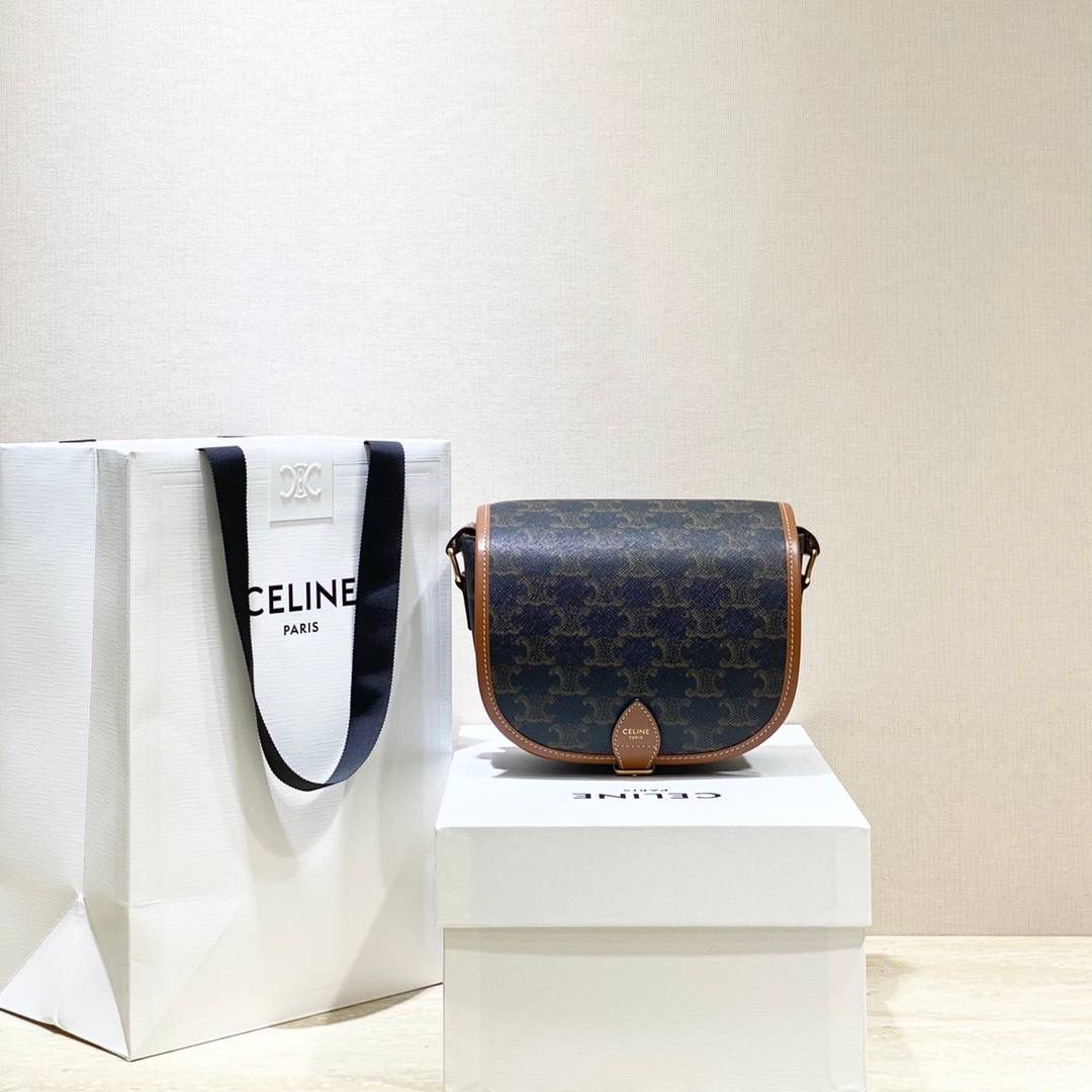 🔥大货实拍图 𝗖𝗘𝗟𝗜𝗡𝗘 ♥ 𝗧𝗥𝗜𝗢𝗠𝗣𝗛𝗘 𝗖𝗔𝗡𝗩𝗔𝗦 𝗙𝗢𝗟𝗖𝗢 马鞍包在IT Bag的世界里总是占着一席之地，经典百搭 经得起时间的推敲，被喻为行走的气质神器 ，FOLCO流畅圆润的包身线条和凯旋门老花设计搭配老式旅行箱开口扣，让人轻松get俏皮复古摩登的画报女郎。 型号：191502 尺寸：18*17*6.5cm