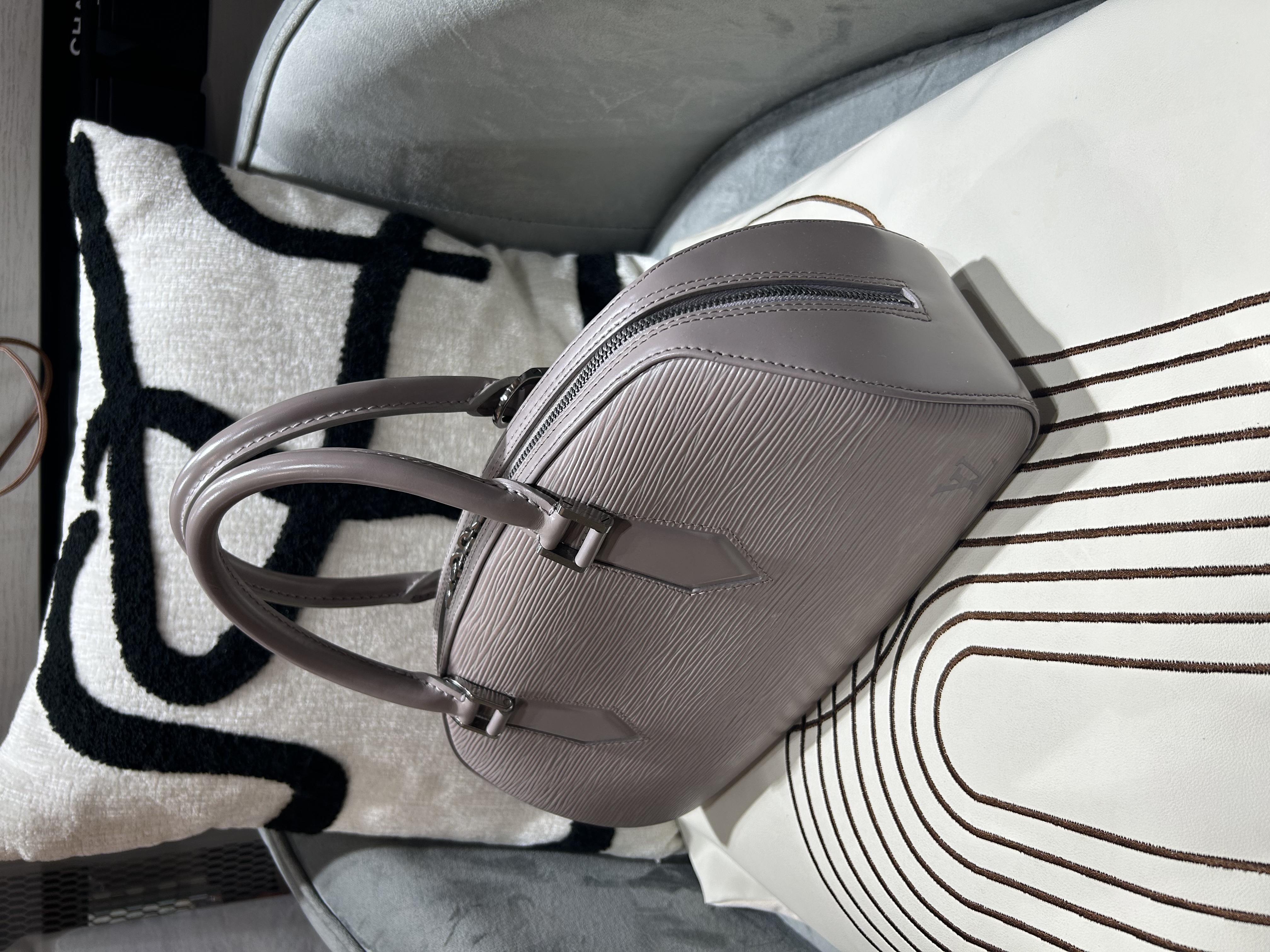 Lv Jasmine handbag epi leather 粉紫 100%Authentic, 95%New