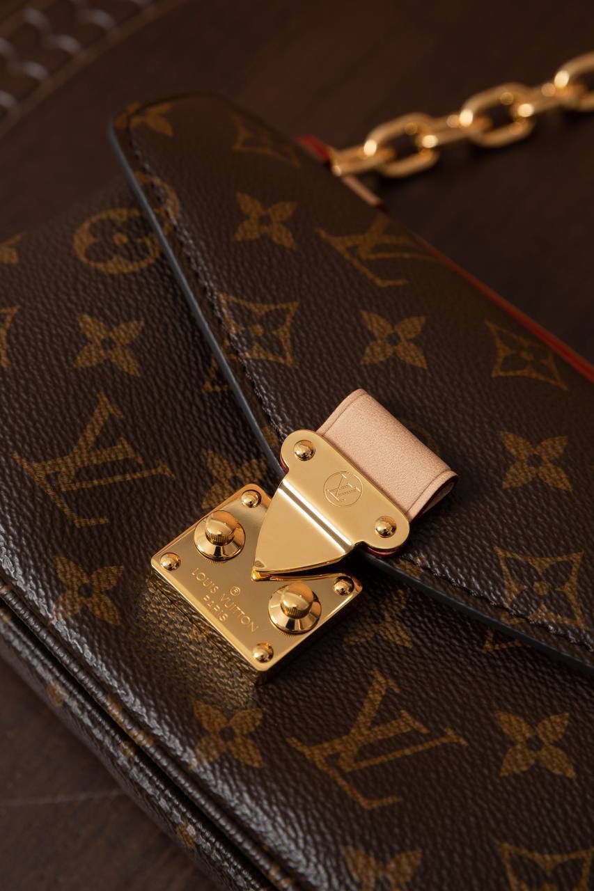 LV小邮差🎀 尺寸 21.5 × 13.5 × 6cm，小小一只很精致～Mini 小邮差设计，经典中带点新鲜感。链条是可以拆的，很灵活： 👉 装链条就变腋下包，复古感满满 👉 老花肩带可以调节，肩背、斜挎都 OK 👉 肩带随你换，怎么搭都好看 👜 包包本身很轻，背久也不会累～里面还有隔层设计，东西好放又整齐，用起来真的很舒服 👍 这一款真的是新款里的黑马，大爆款预定，强烈推荐啦 💕 选LV这只包，日常出门直接帮你加分，怎么背都很有型 😍